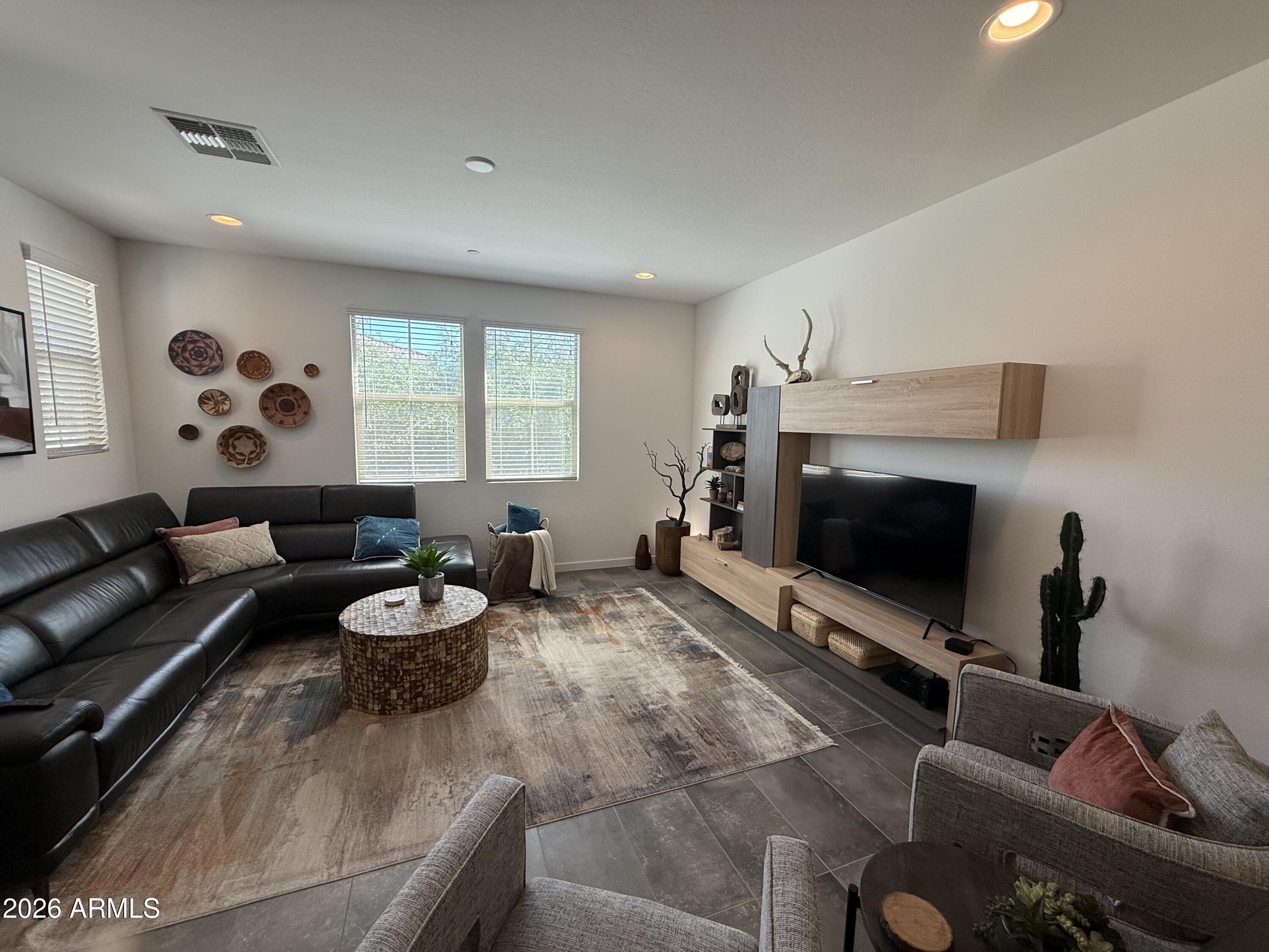 1725 E Dogwood Lane — photo