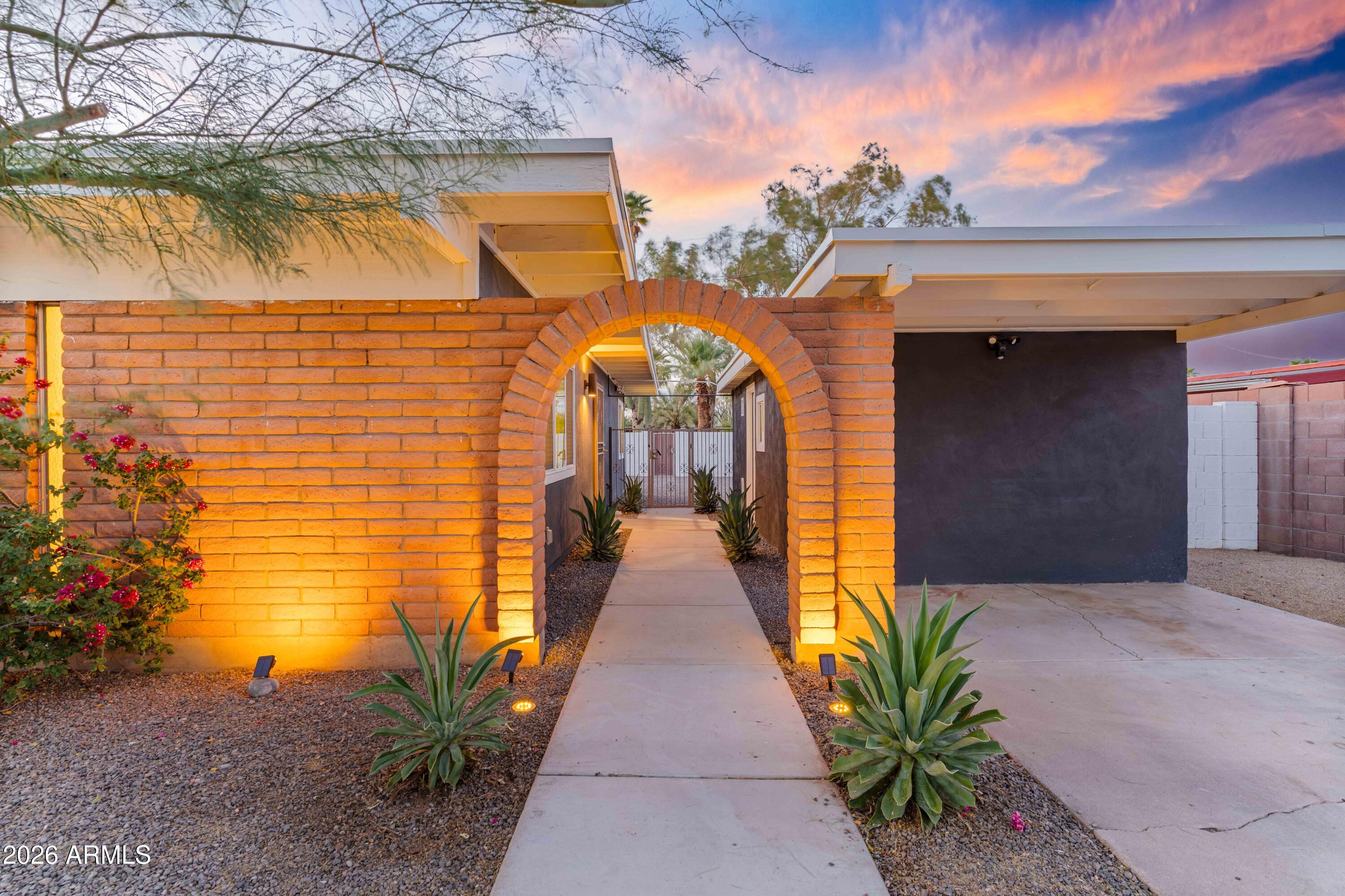 3728 E Sunnyside Drive — photo
