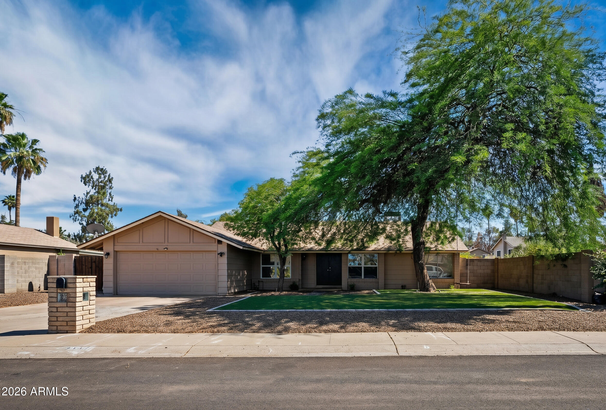 2439 W Kathleen Road — photo