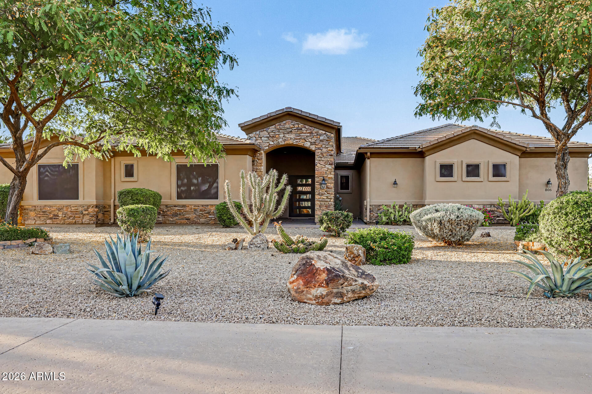 806 W Desert Ranch Road — photo