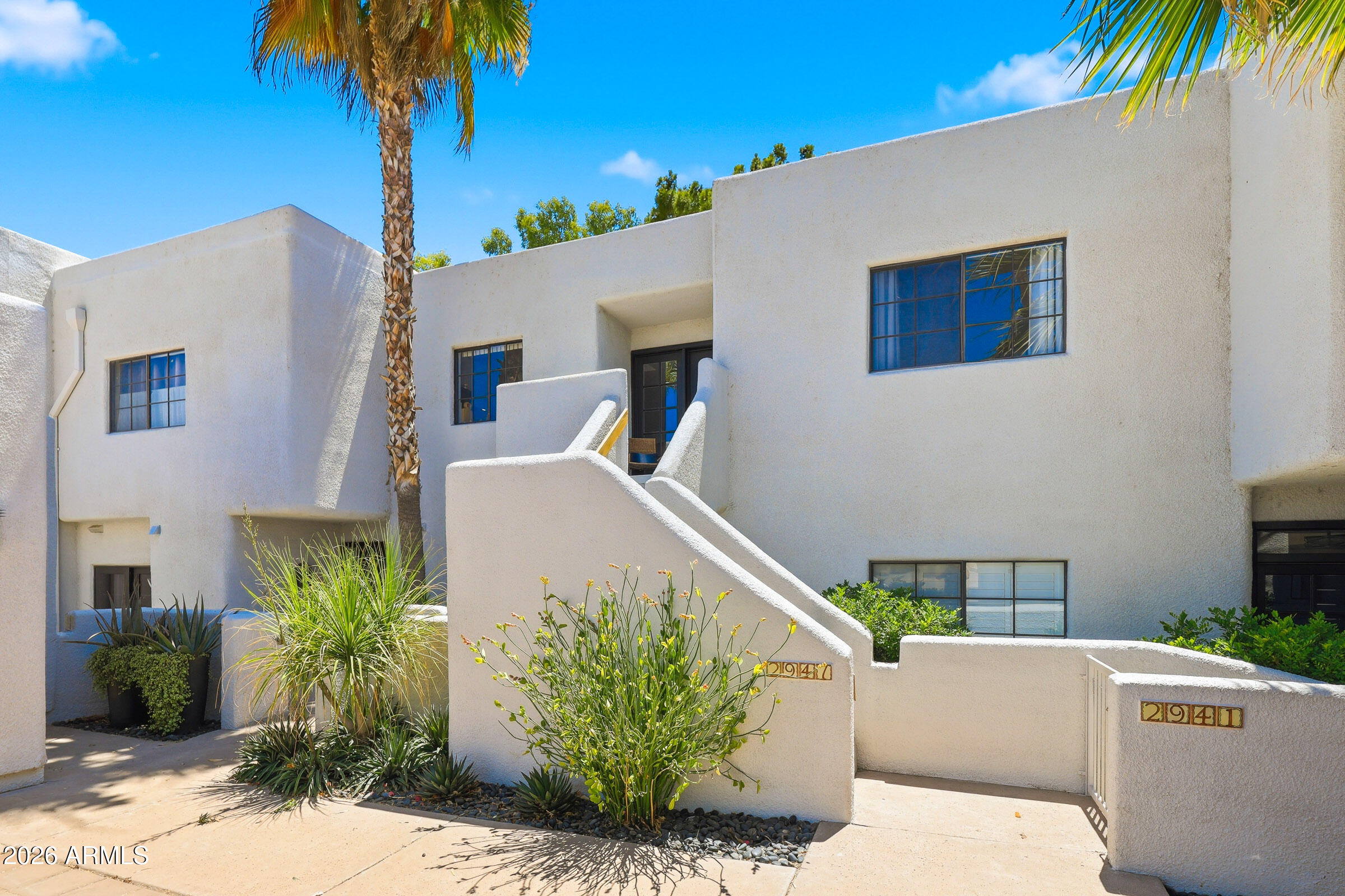 2947 E Rose Lane — photo