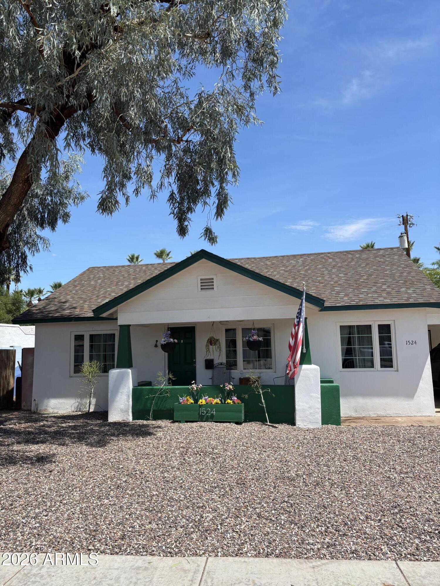 1524 E Earll Drive — photo