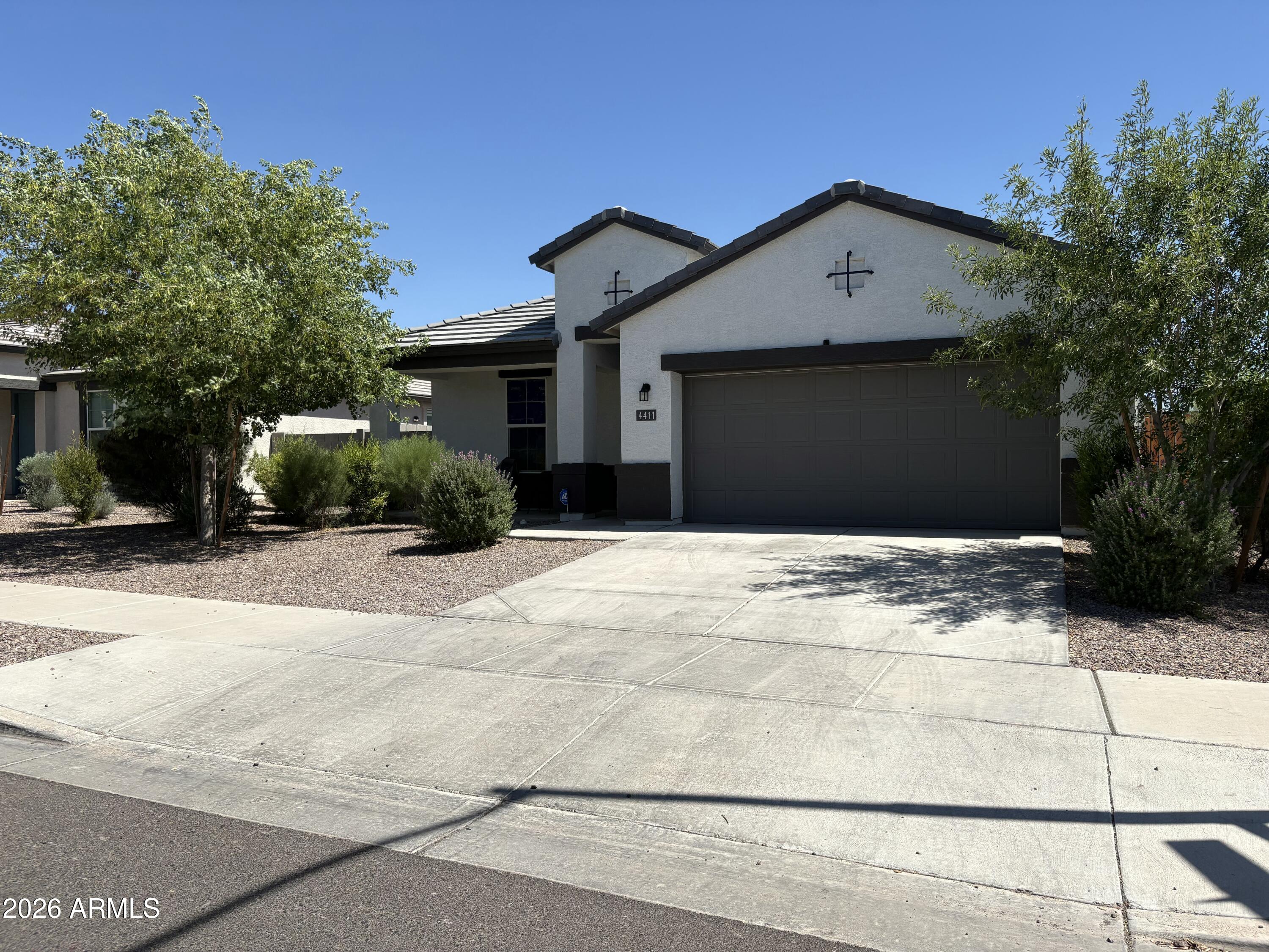 4411 W Desert Lane — photo