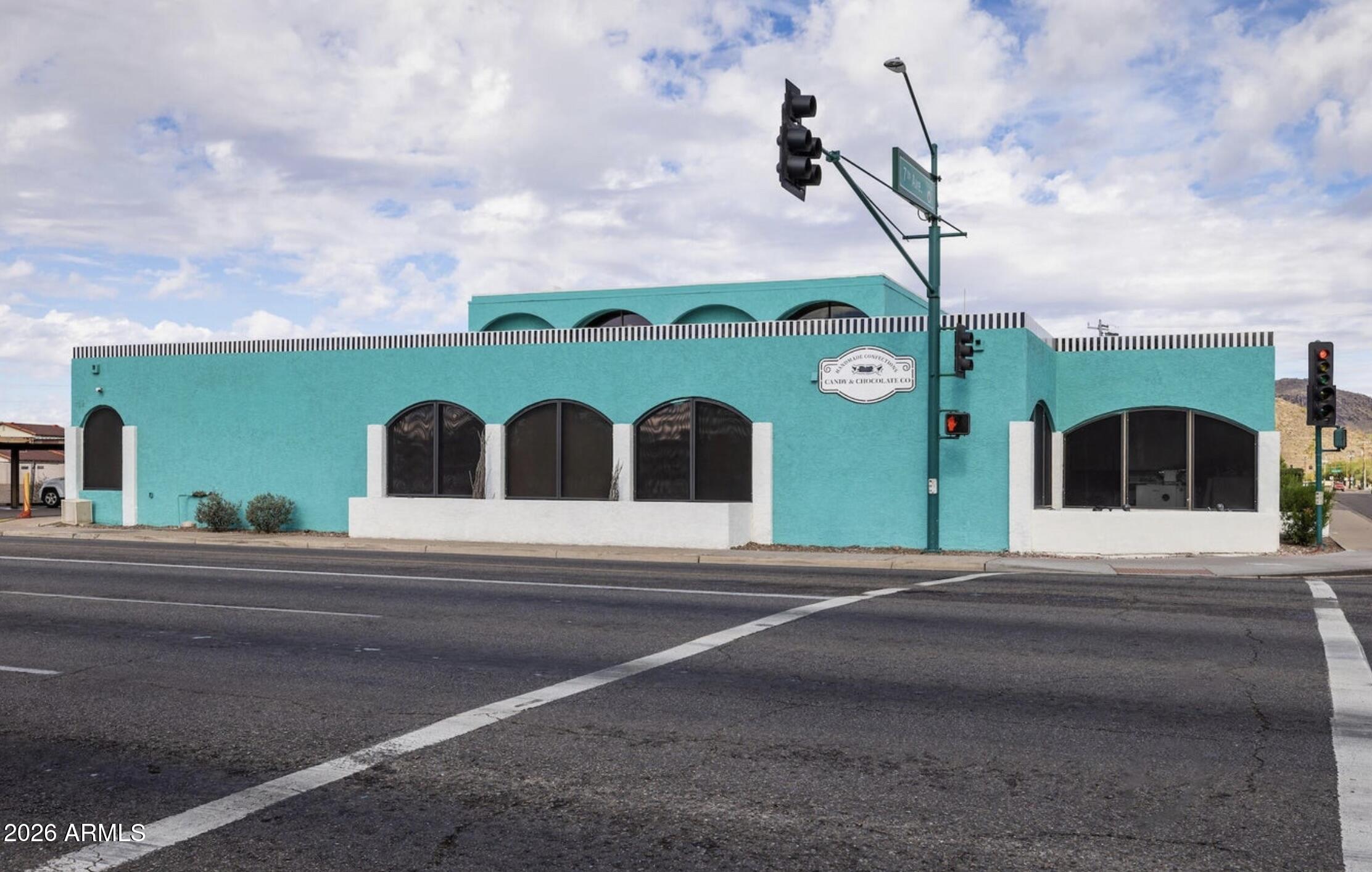702 W Dunlap Avenue — photo
