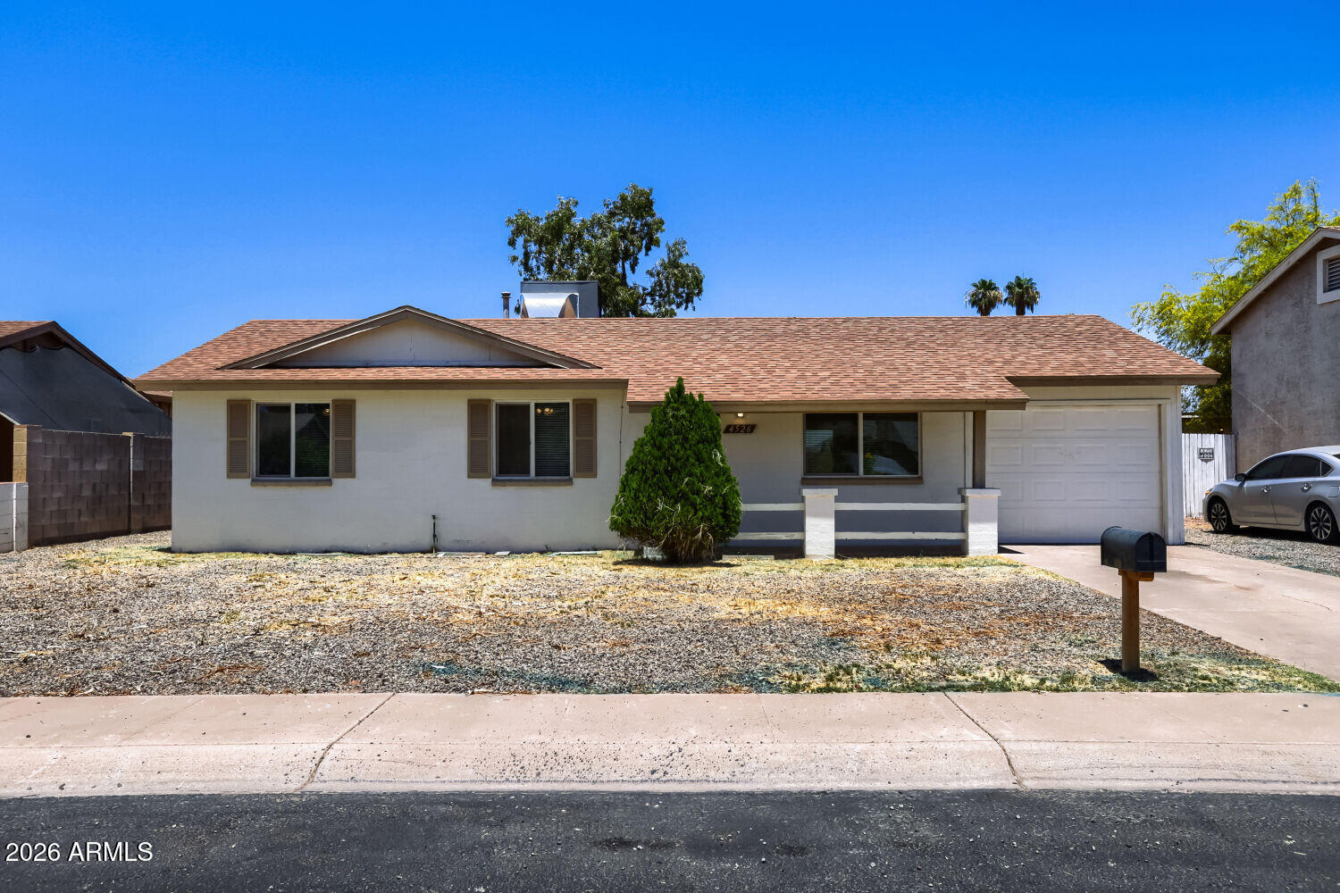 4526 E Burgess Lane — photo