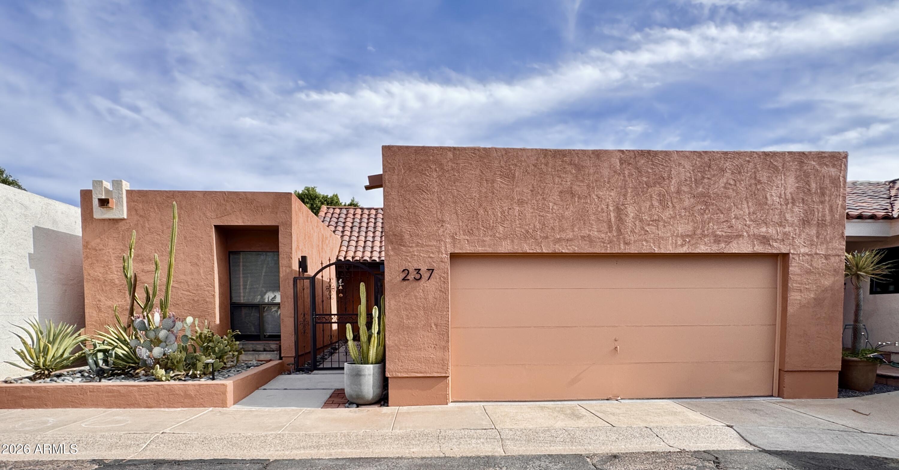 237 W Denton Lane — photo