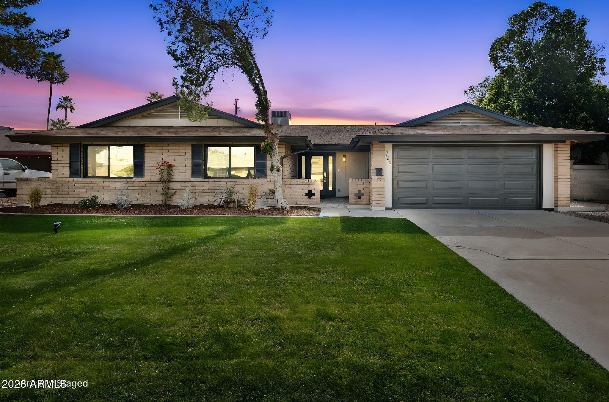 735 E Manhatton Drive — photo