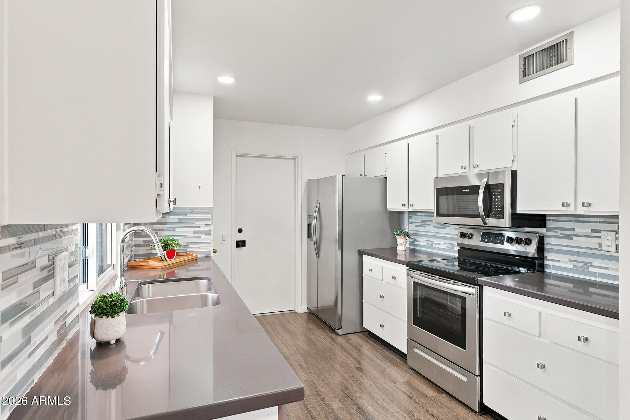 9443 W Newport Drive — photo