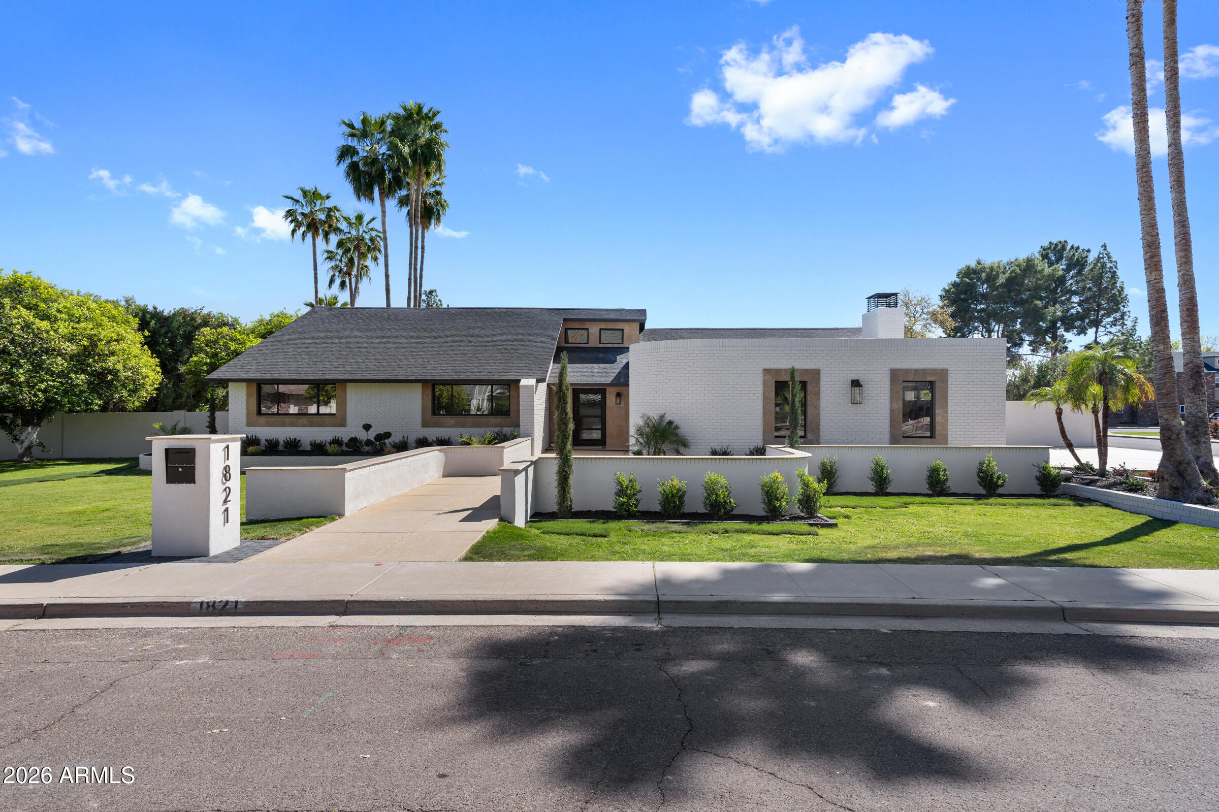 1821 E Lynwood Street — photo