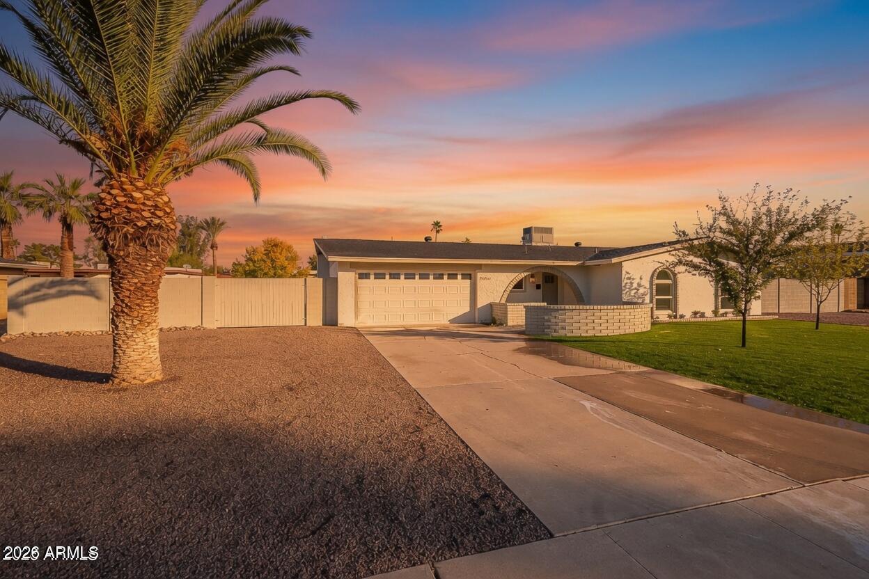 5050 E Paradise Drive — photo