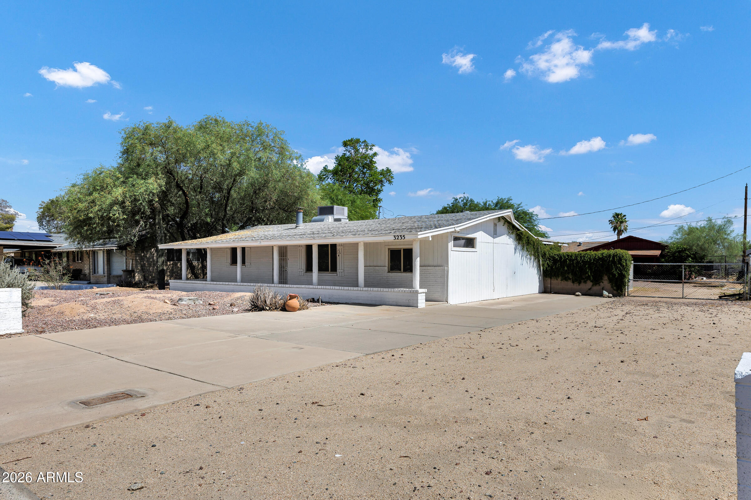 3235 E Sunnyside Lane — photo