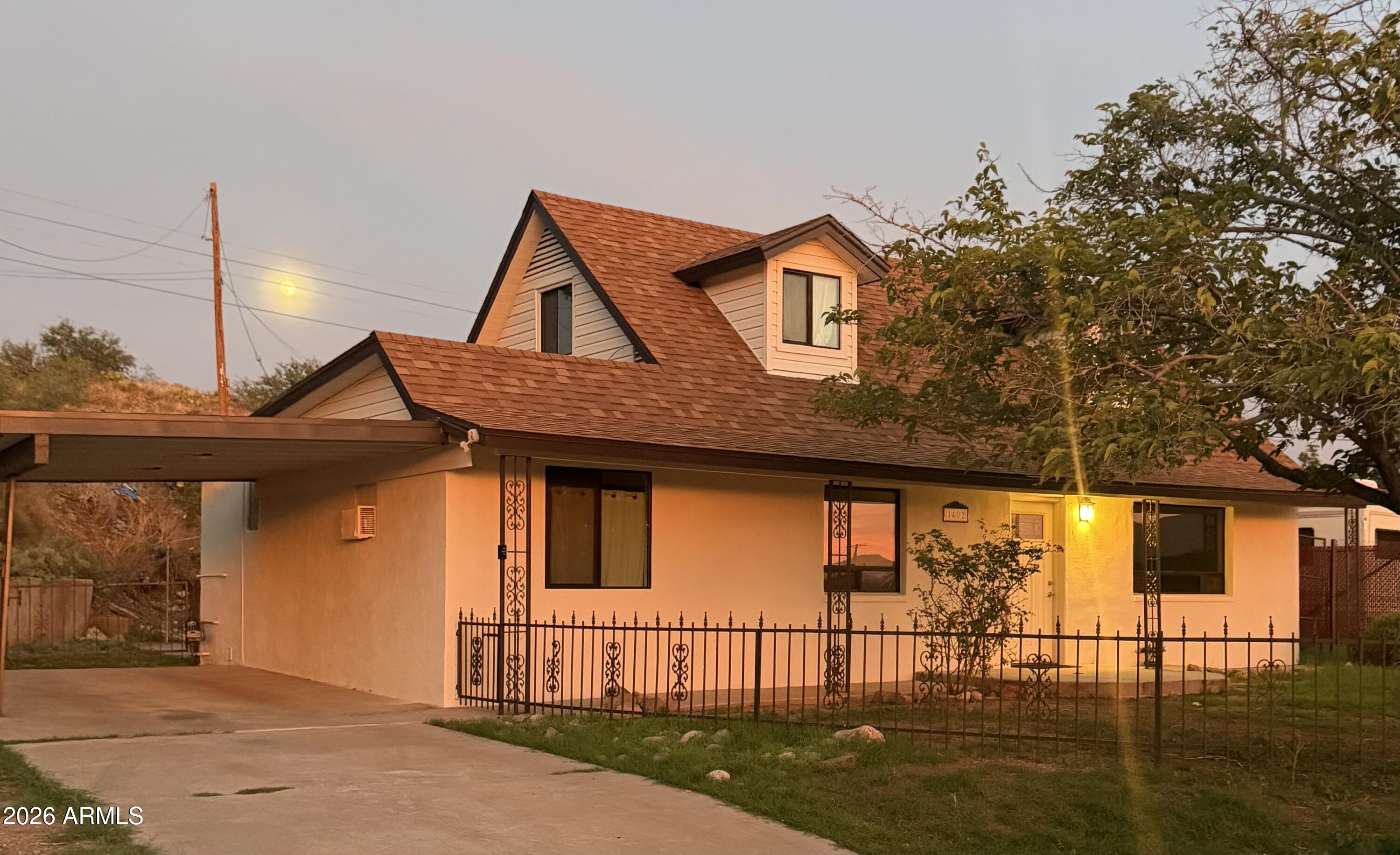 1402 E Mesquite Street — photo