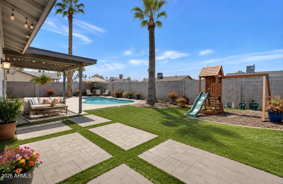 911 W Loughlin Drive — photo
