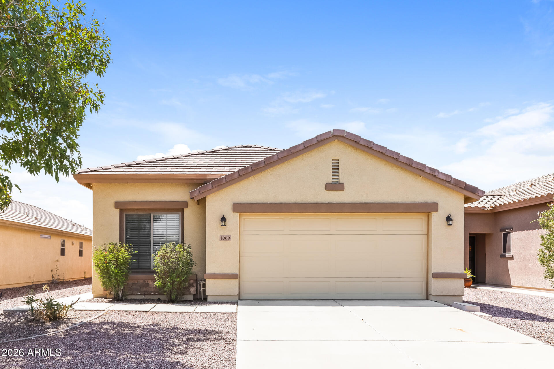 1069 W Desert Hills Drive — photo