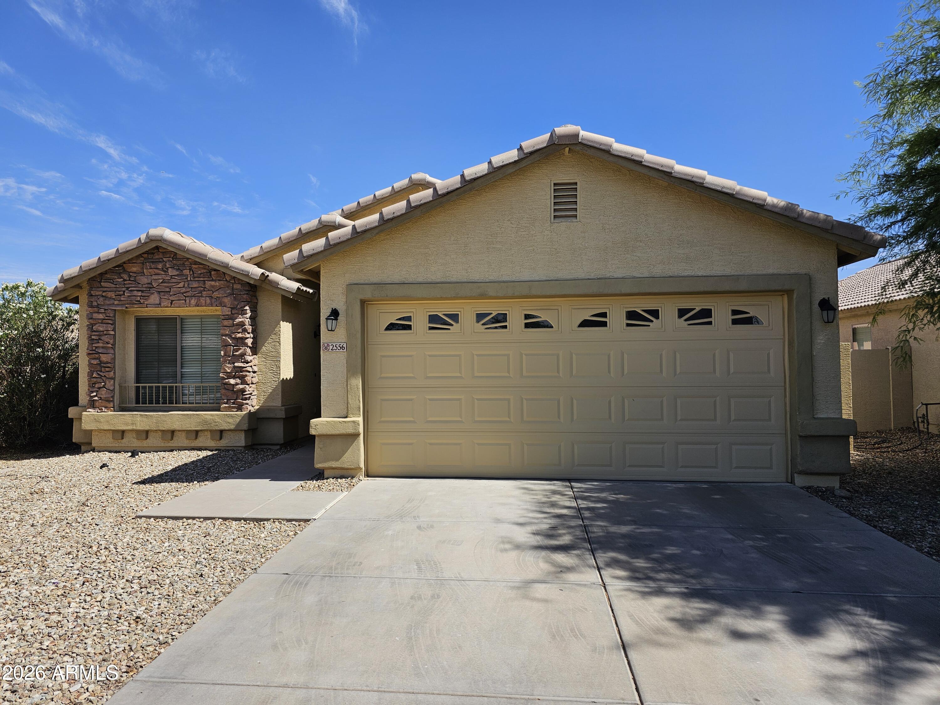 2556 W Tamarisk Avenue — photo