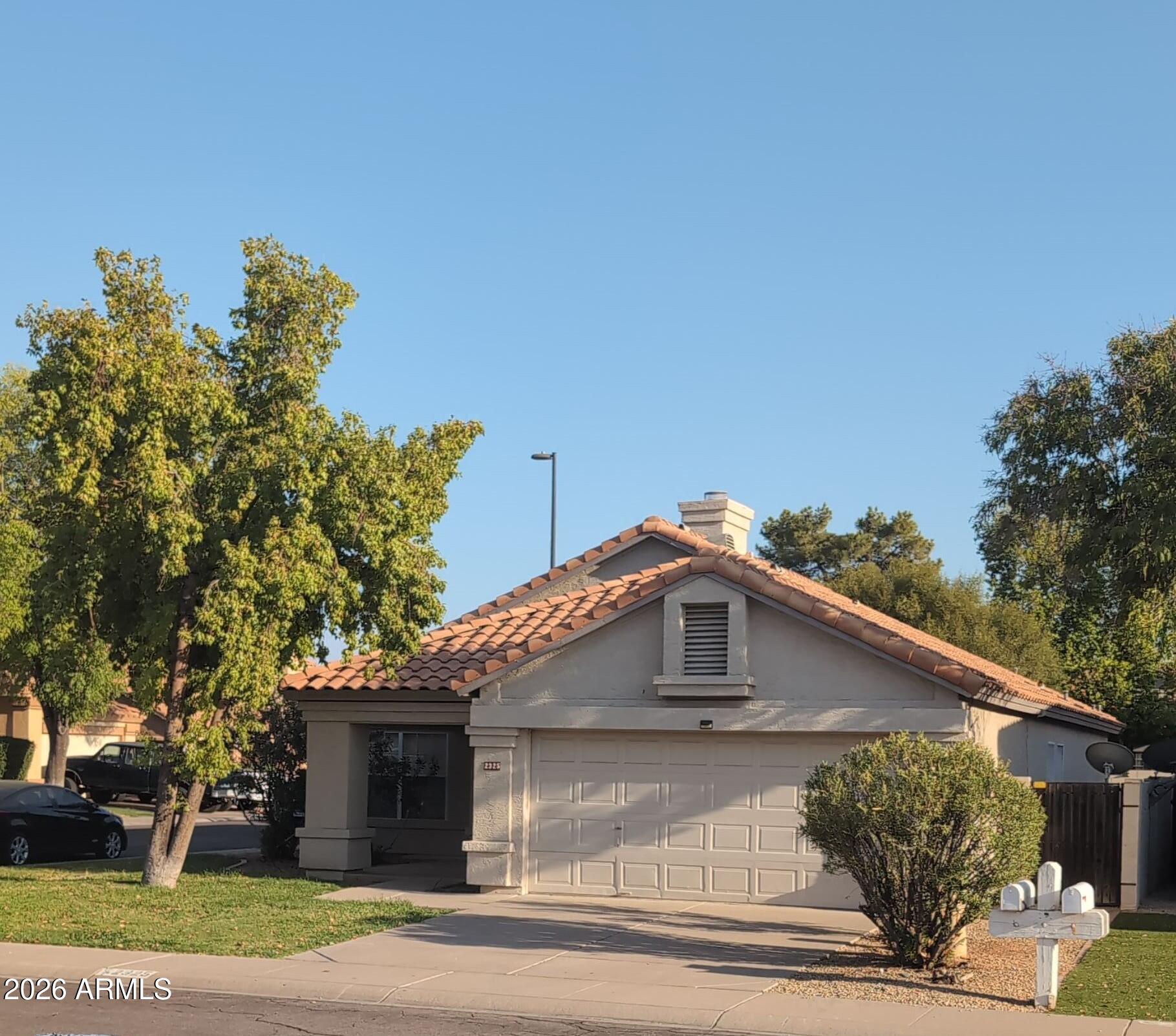 2325 E Lakecrest Drive — photo