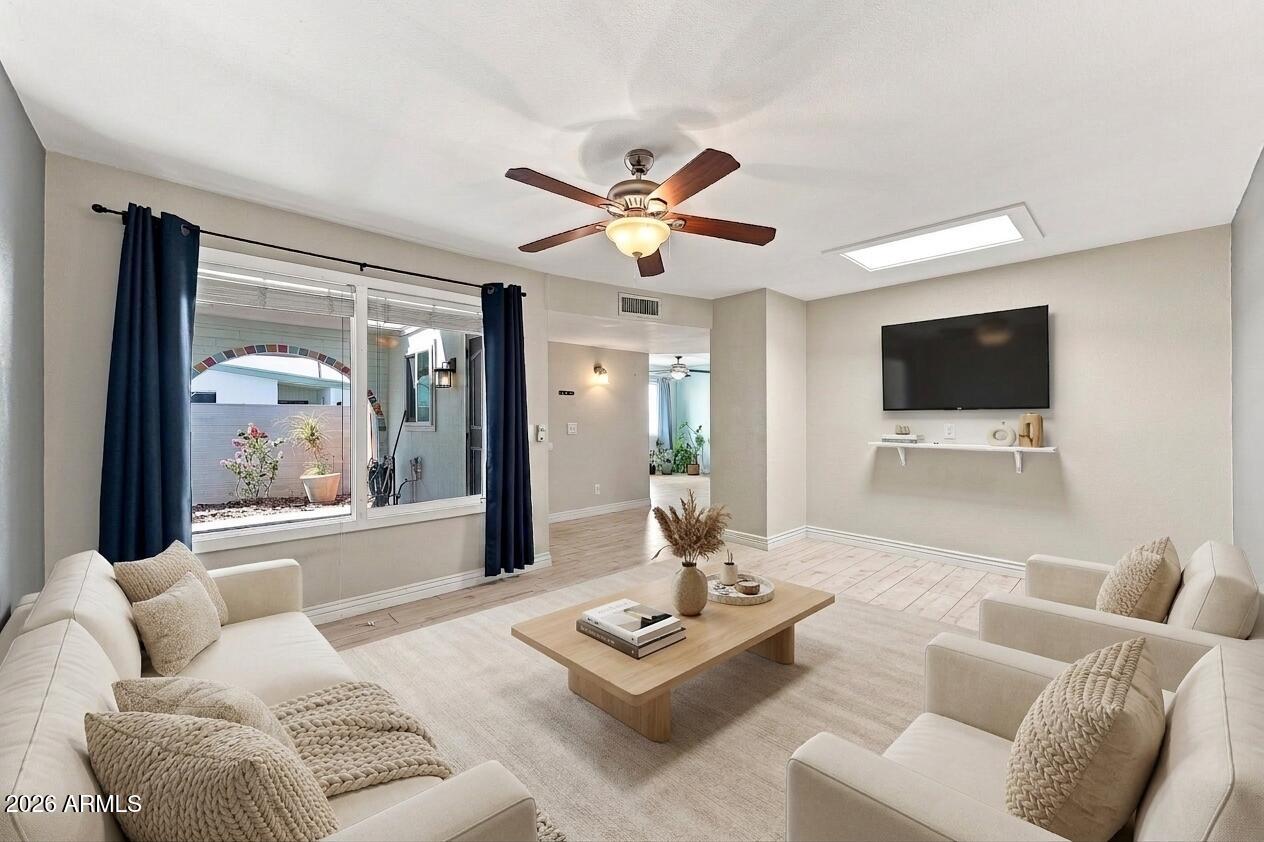 410 W Laguna Drive — photo