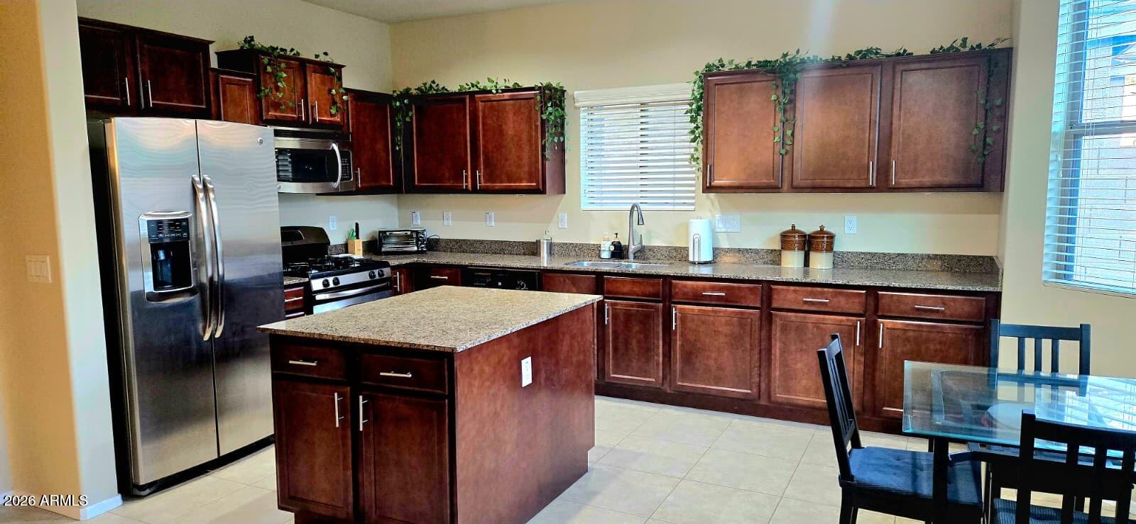 121 W Hackberry Drive — photo