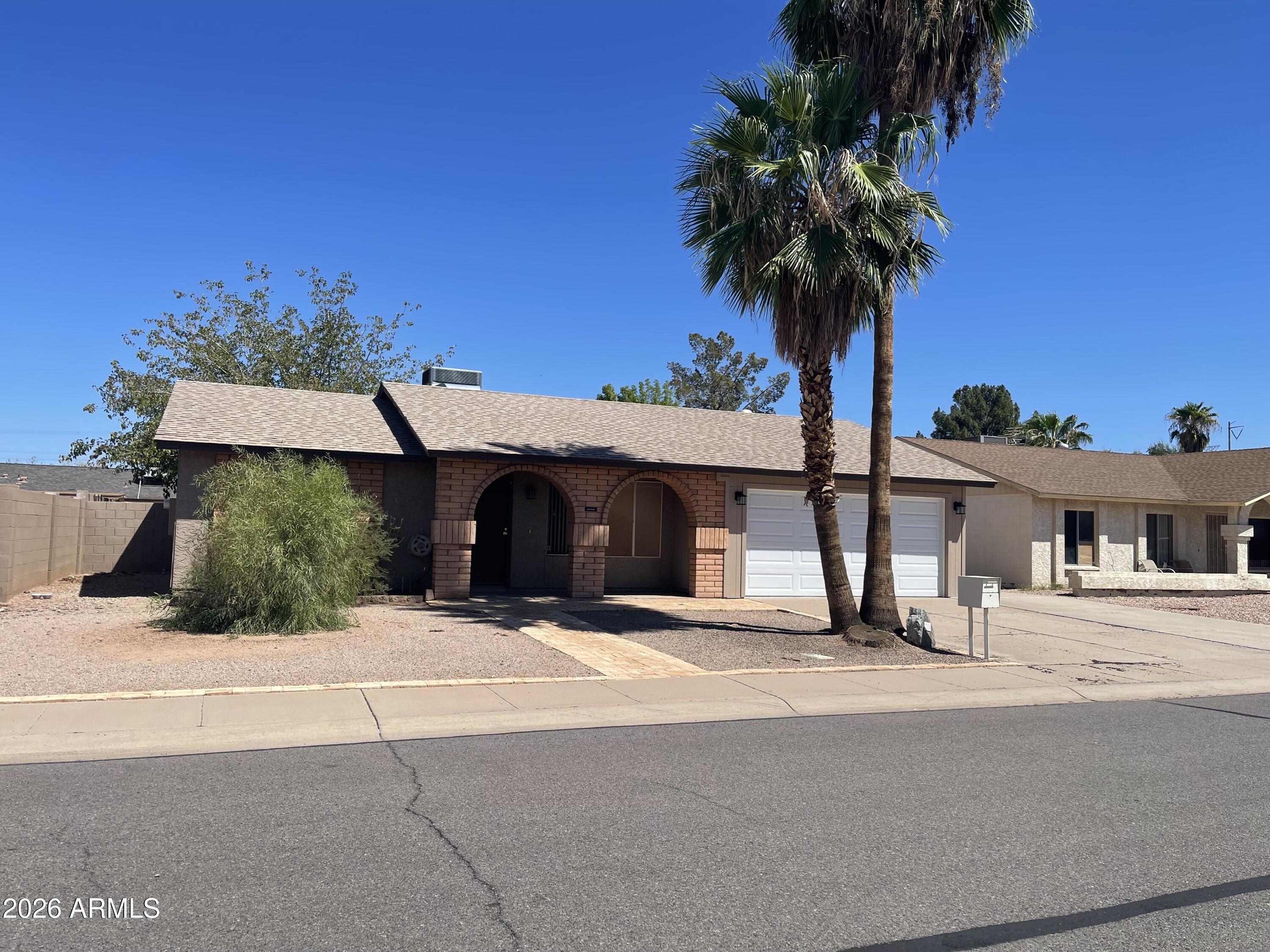 718 W Straford Drive — photo