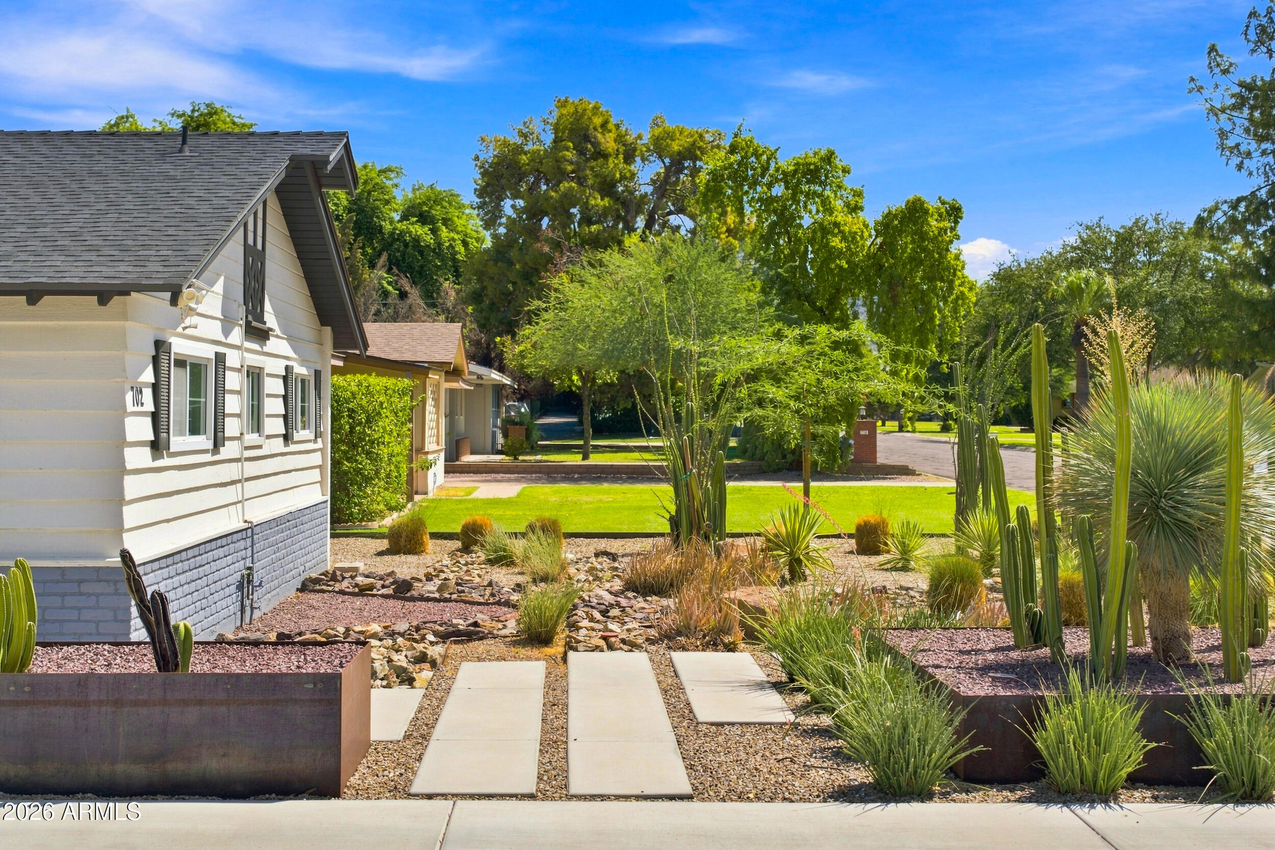 702 E Desert Park Lane — photo