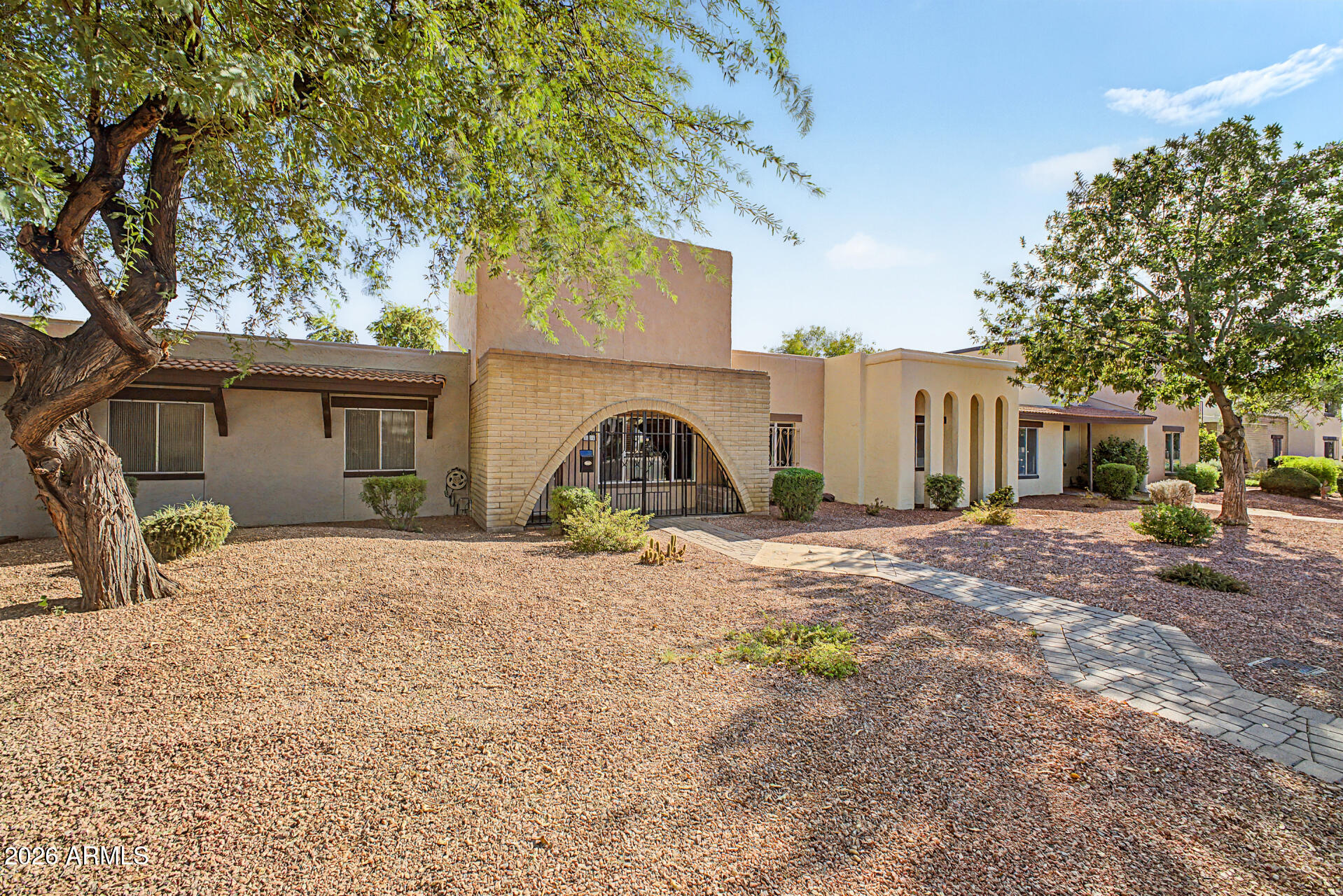 1735 W Claremont Street — photo