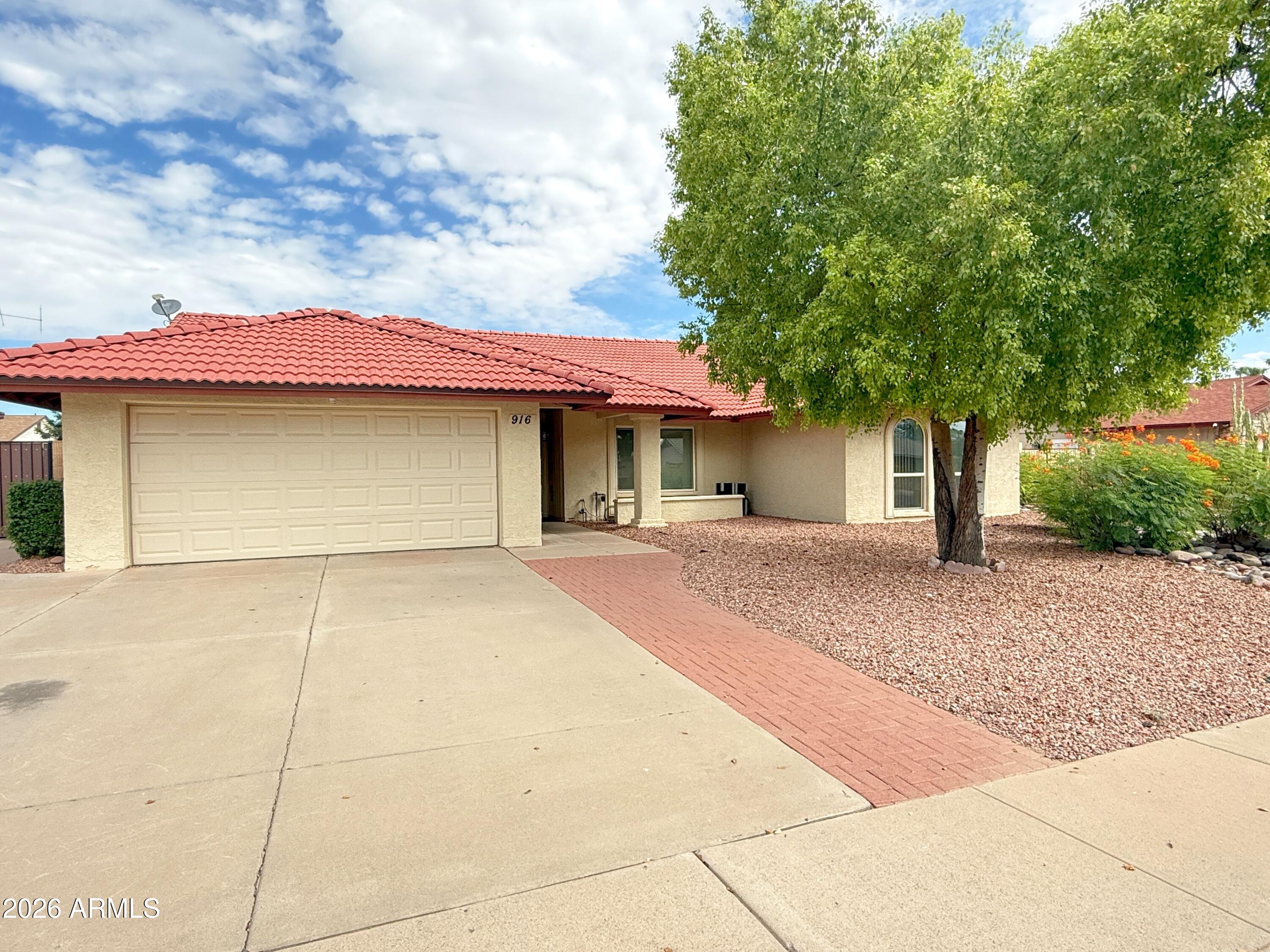 916 W Strahan Drive — photo