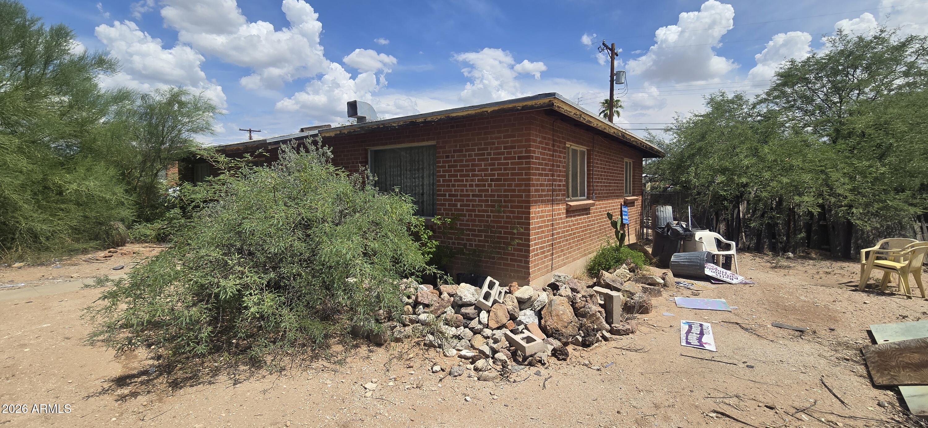 536 E Flores Street — photo