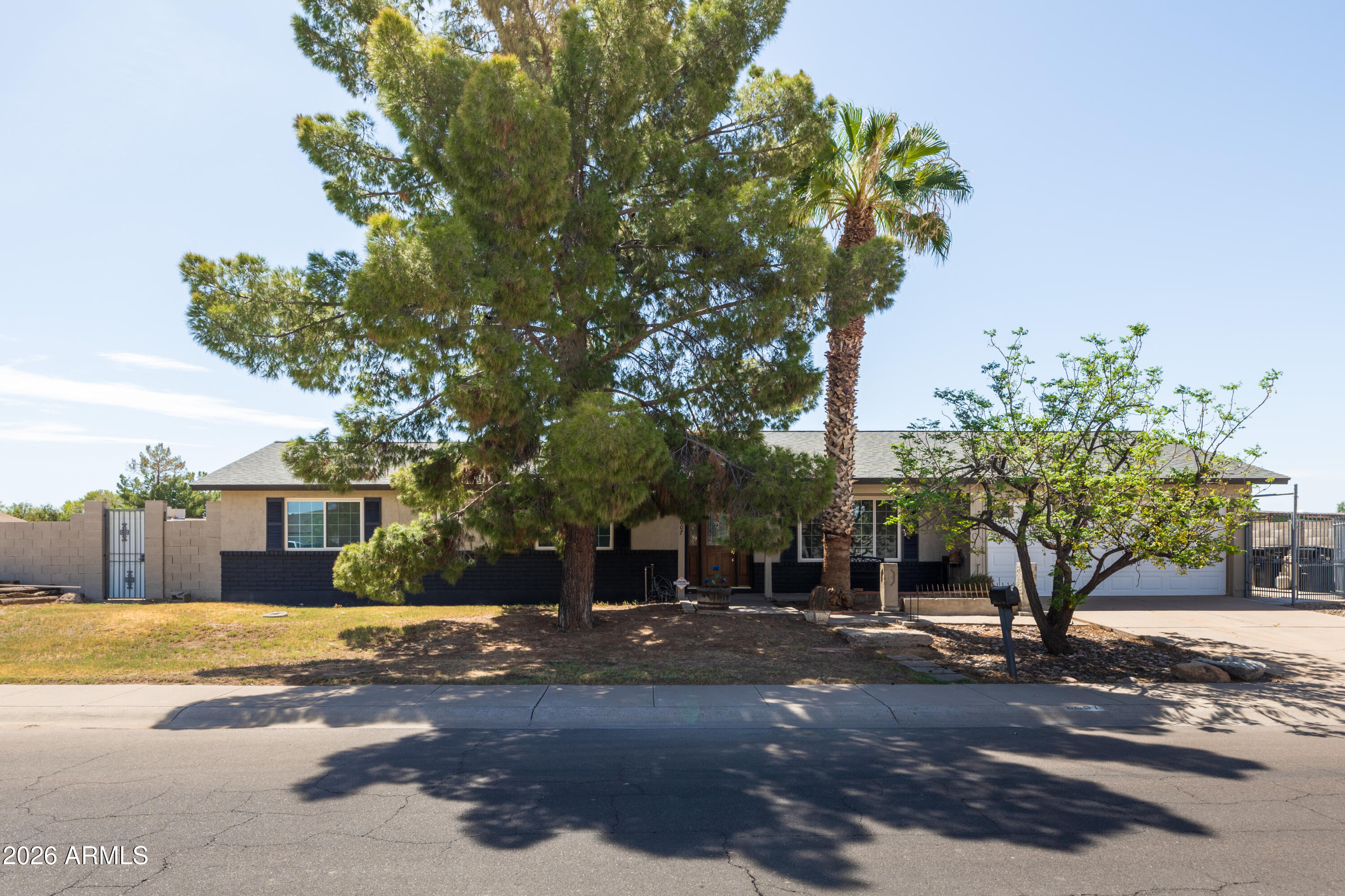 8607 W Earll Drive — photo