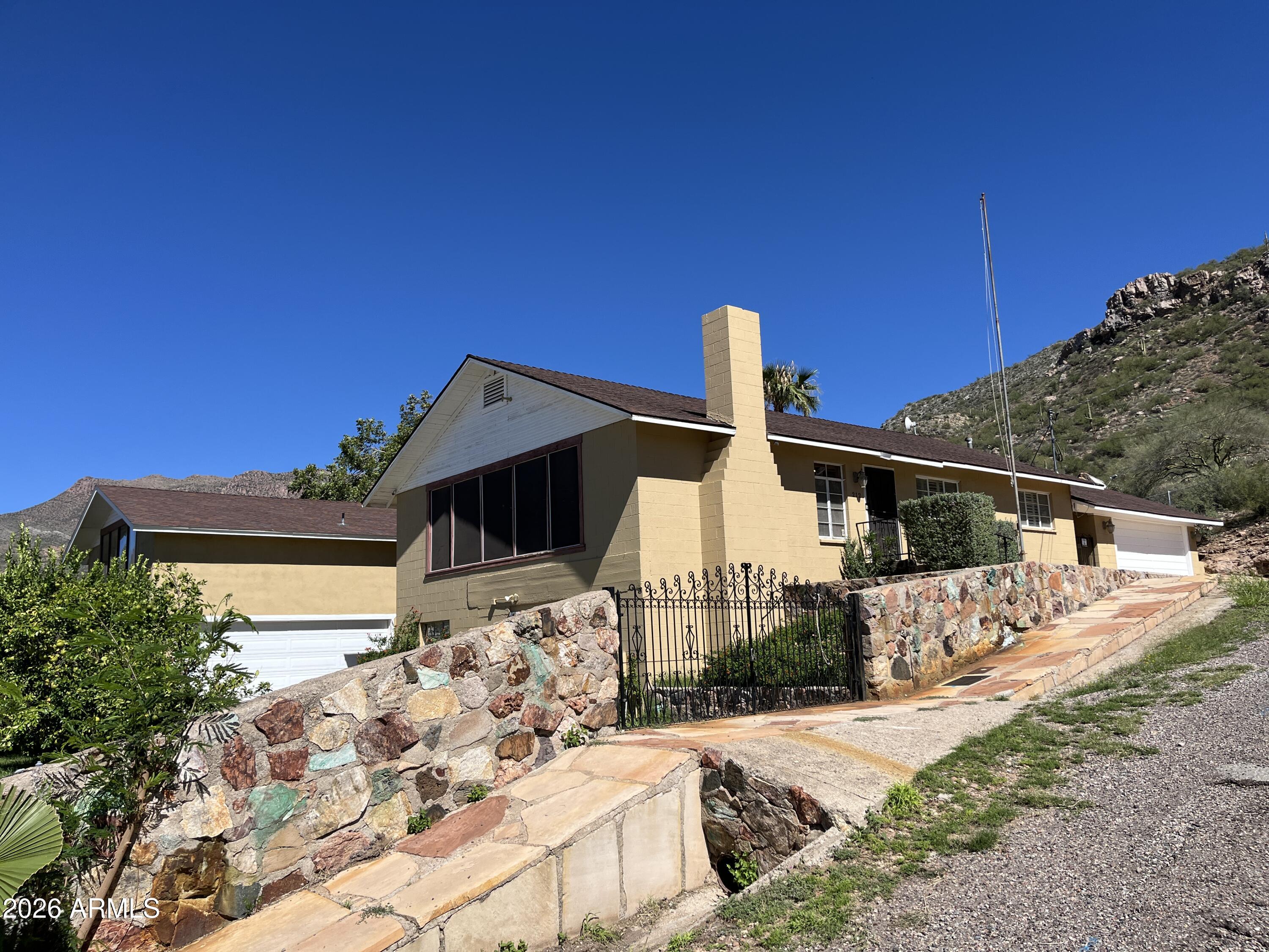 212 W Crowe Street — photo