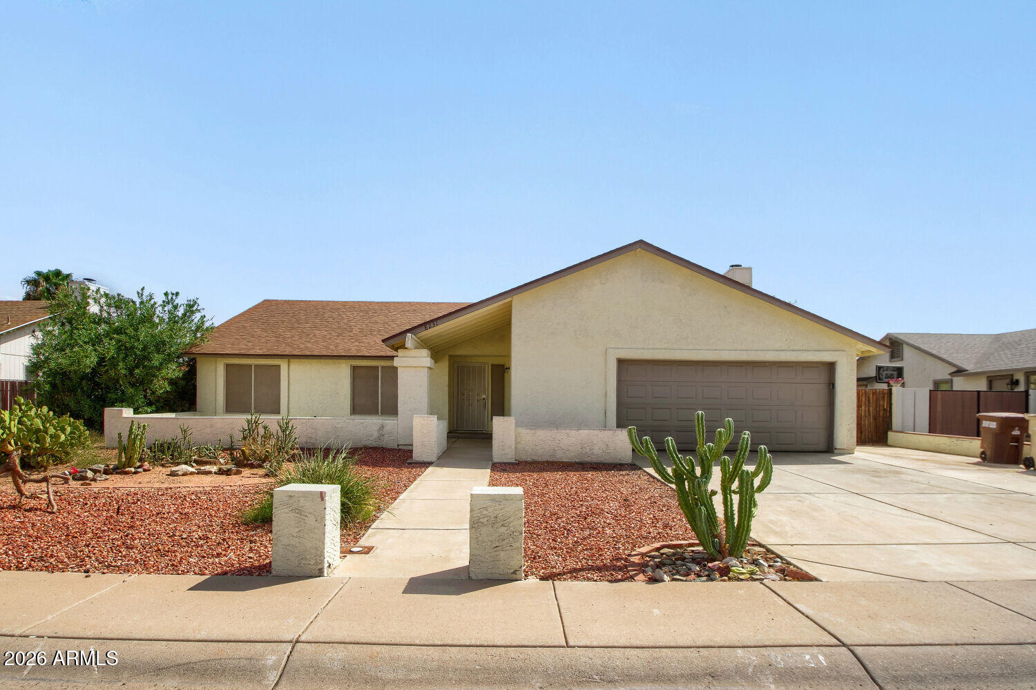 8231 W Corrine Drive — photo