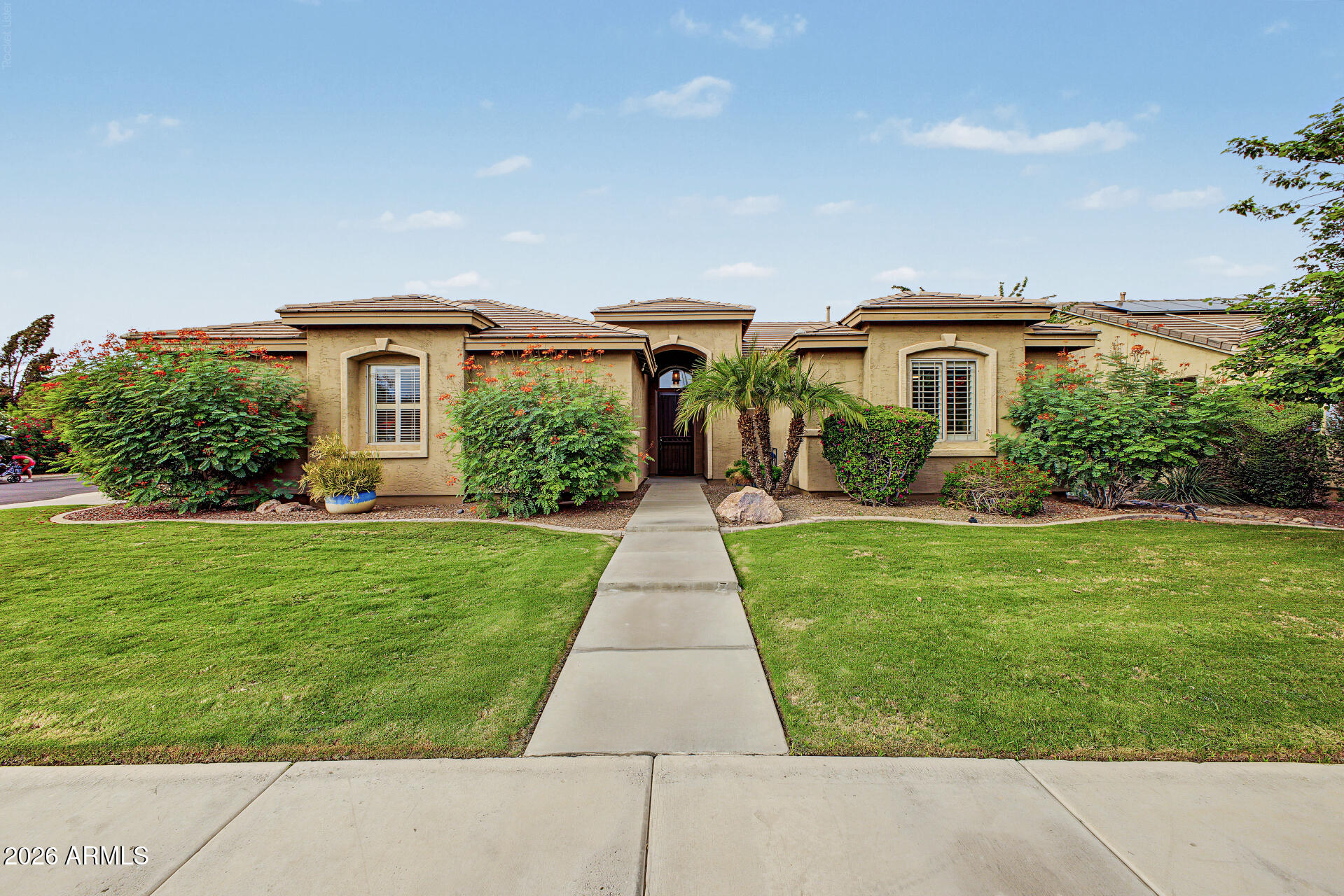 734 W Goldfinch Way — photo