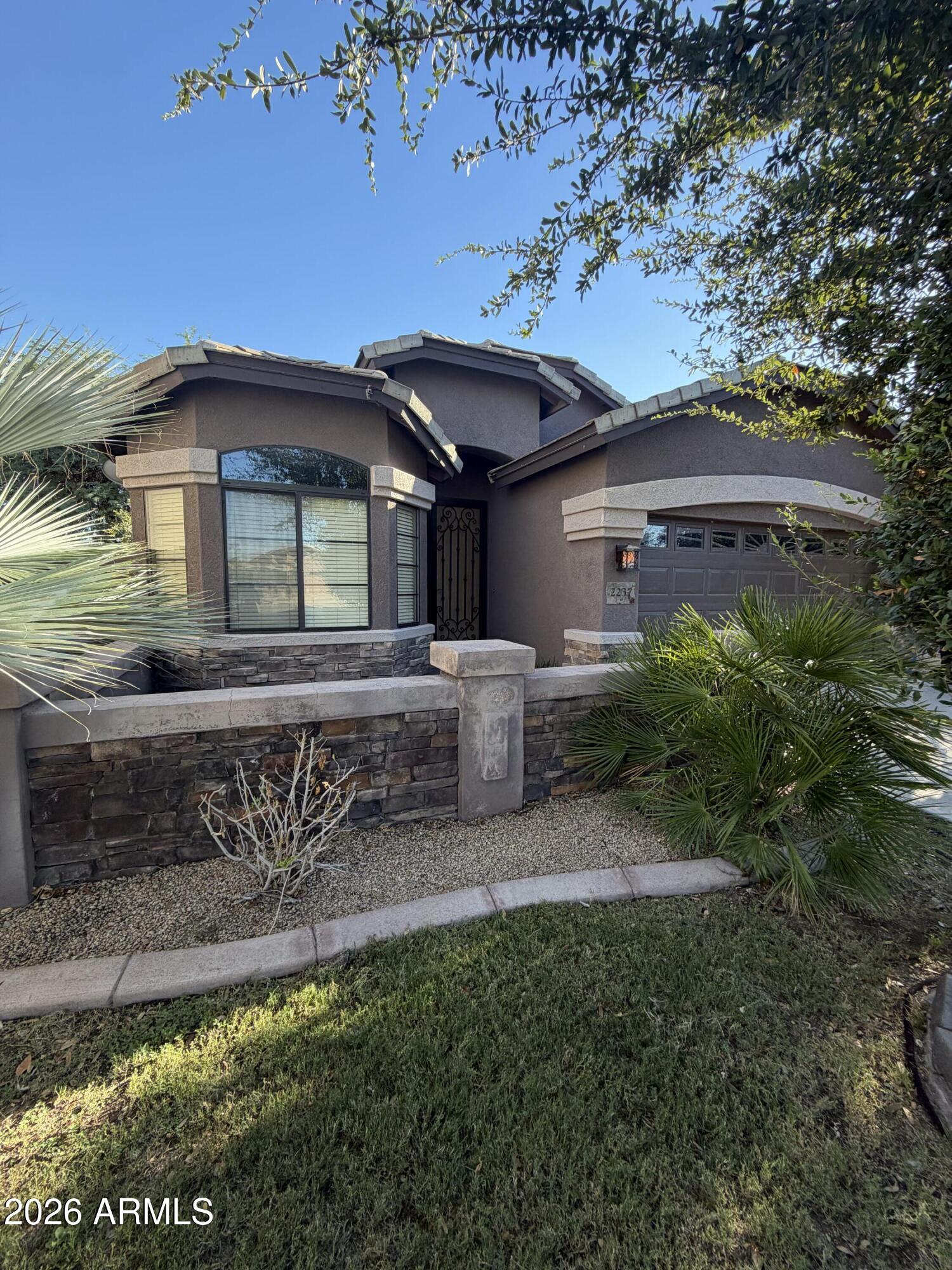2237 W Carolina Drive — photo