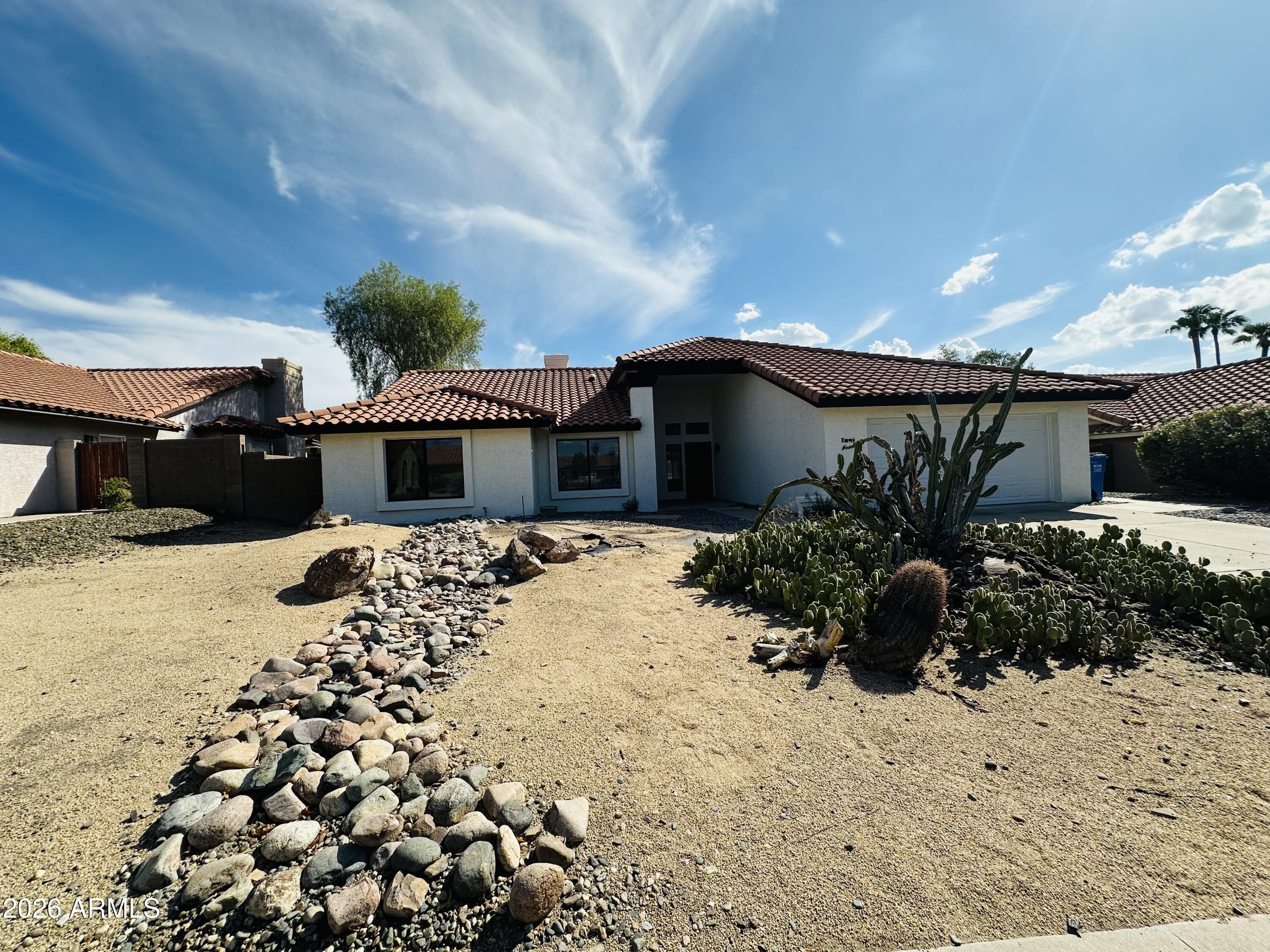 817 E Acoma Drive — photo