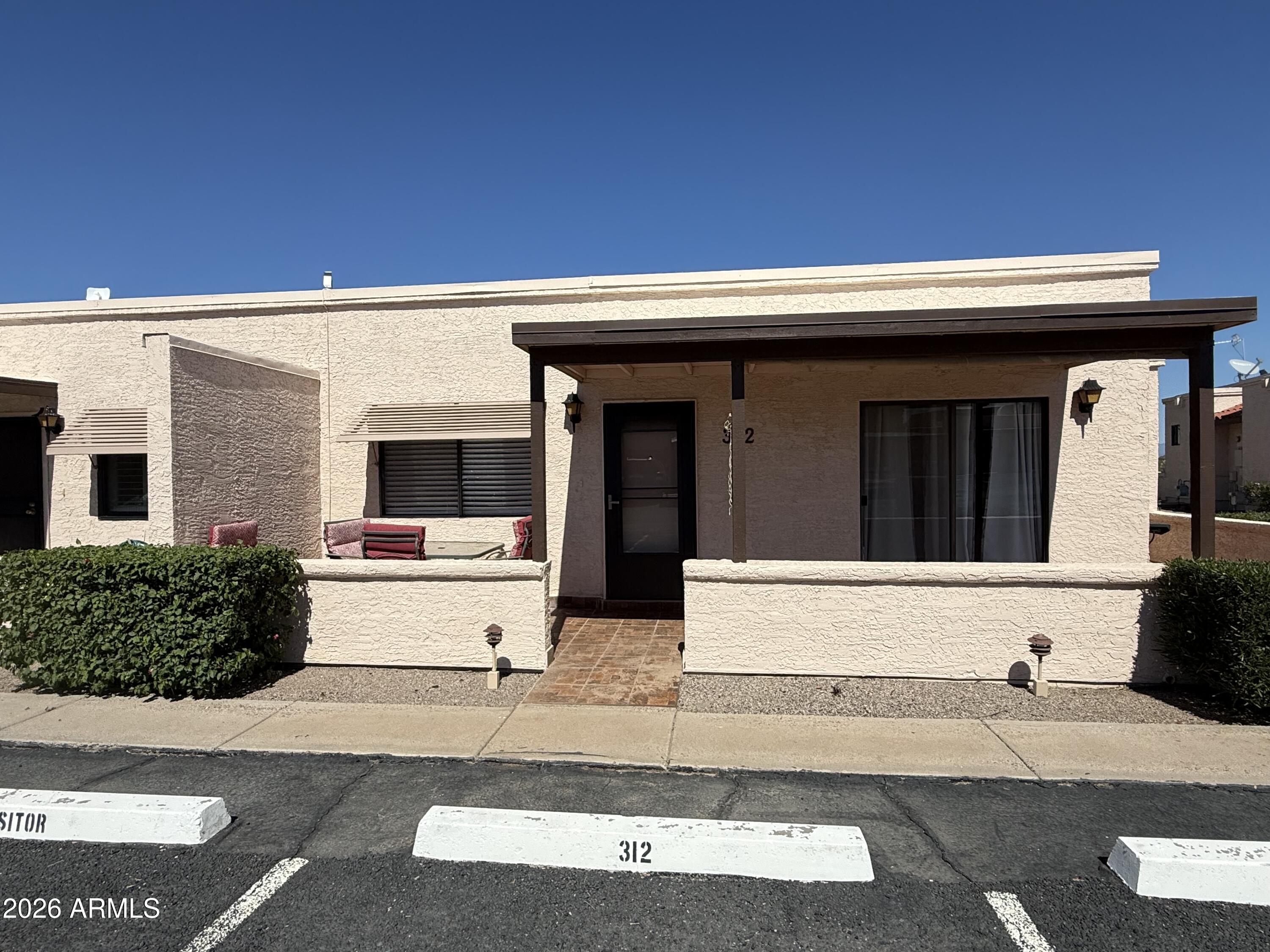 312 E Lancaster Court — photo