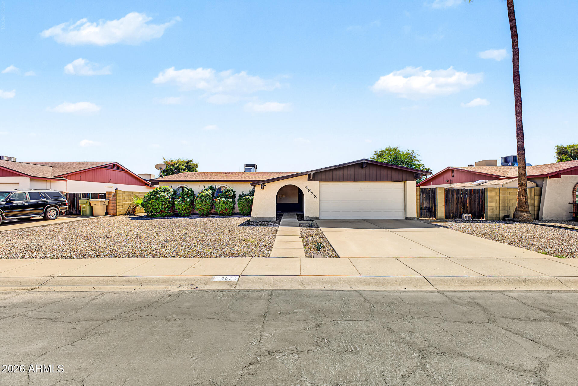 4633 W Lawrence Lane — photo