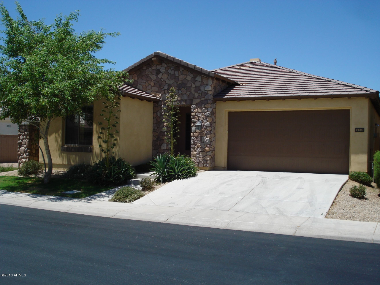 320 W Wisteria Place — photo