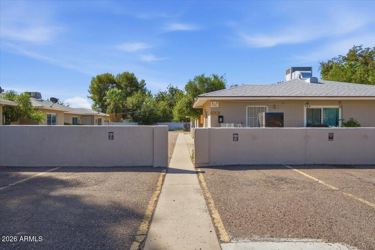 2535 E Clarendon Avenue Apt 3 — photo