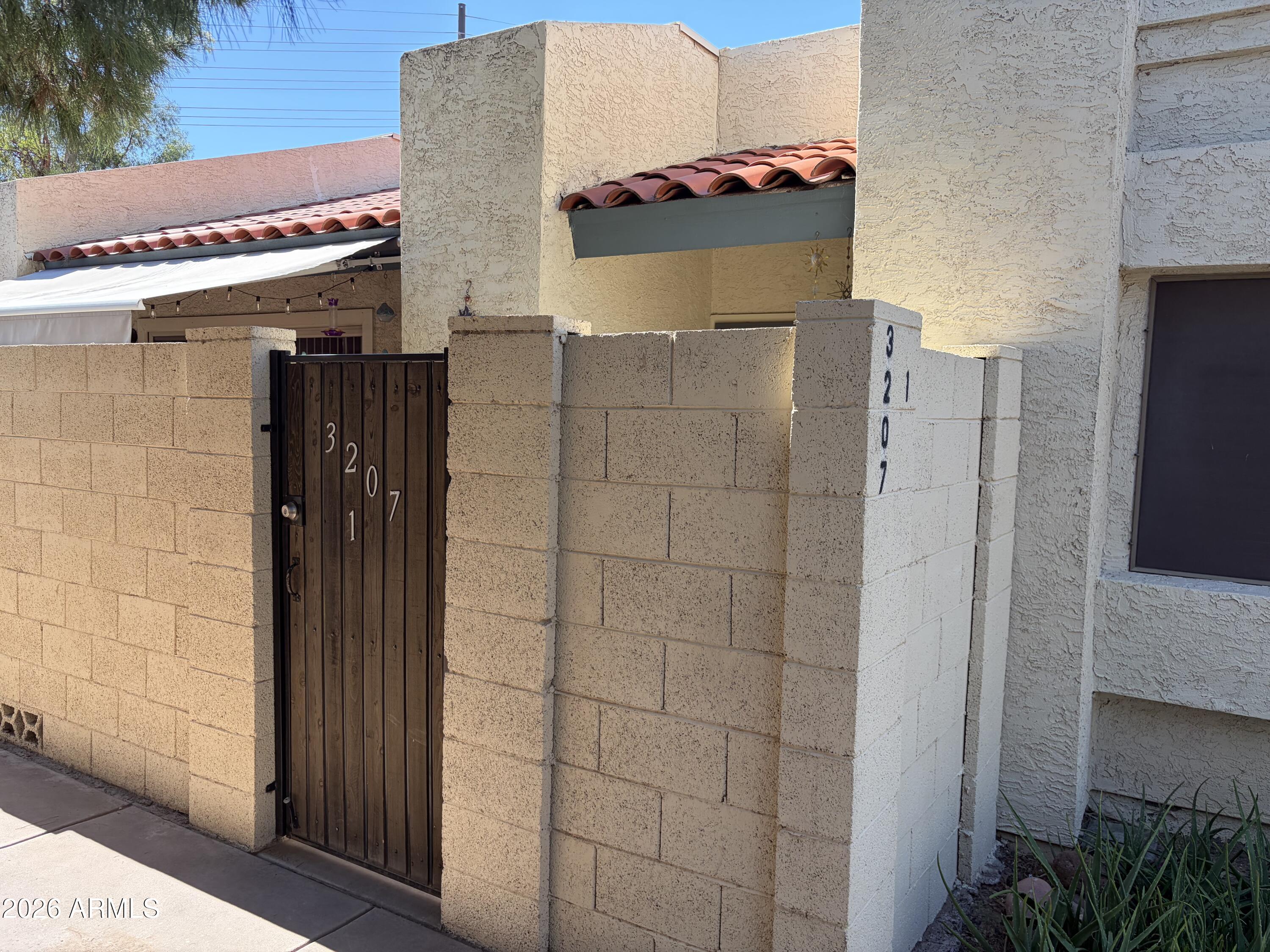 3207 W Loma Lane Unit 1 — photo