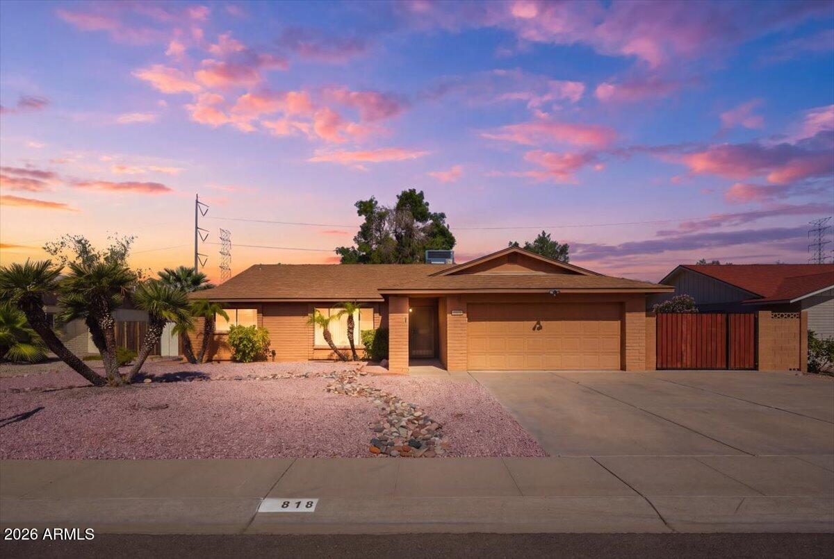 818 E Drake Drive — photo