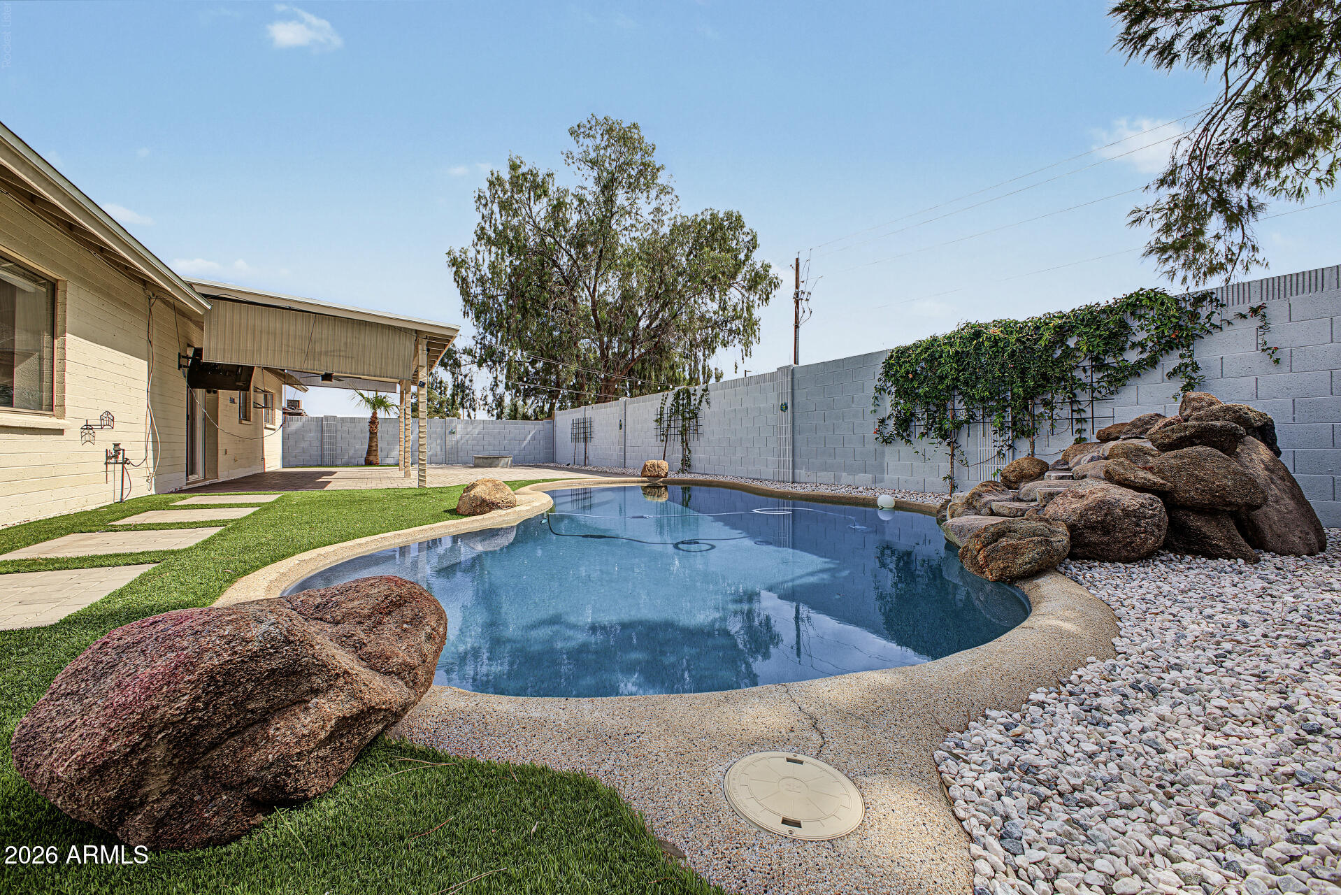 915 W Diamond Drive — photo