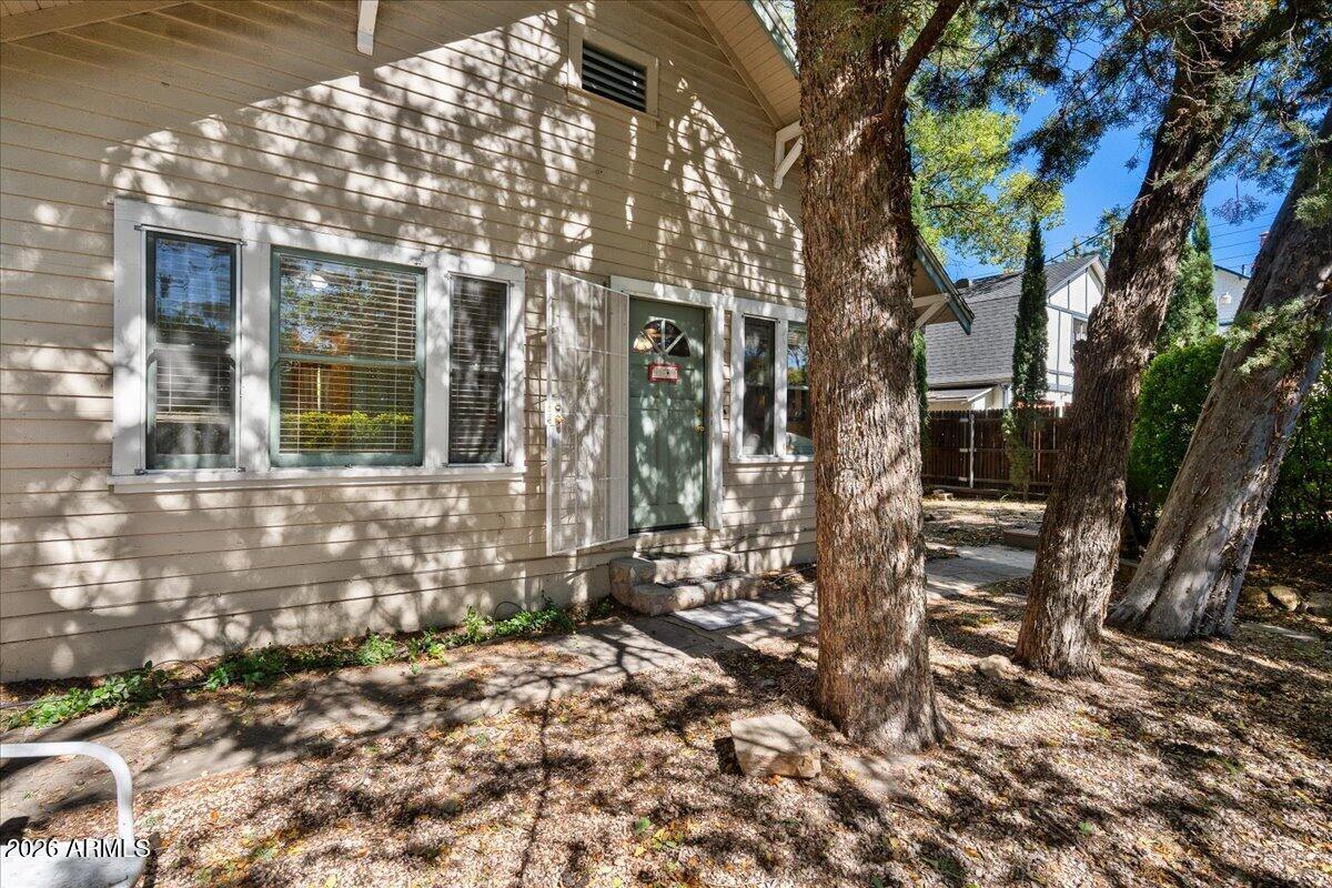 212 W Aubrey Street — photo