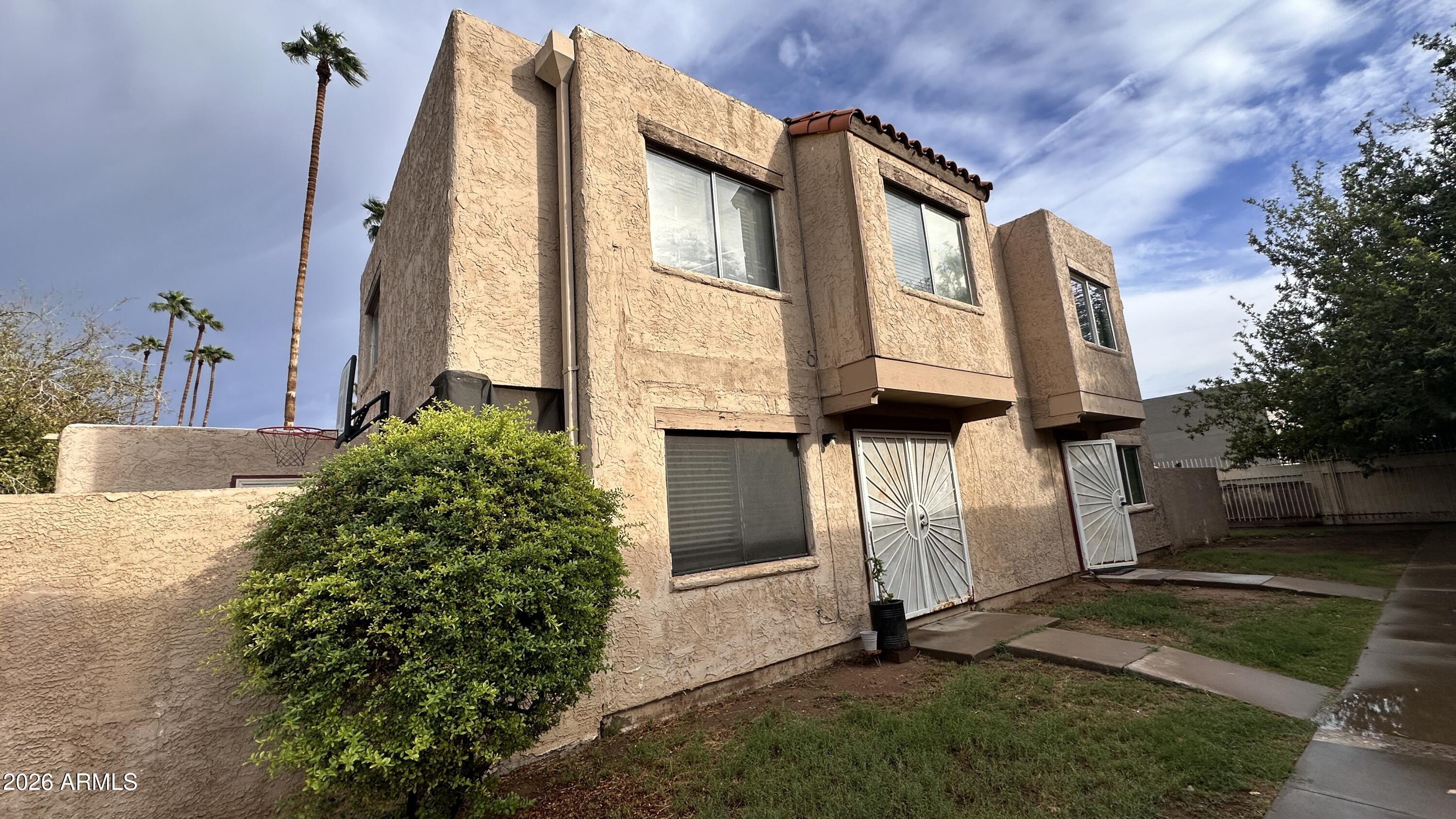 6811 W Devonshire Avenue — photo