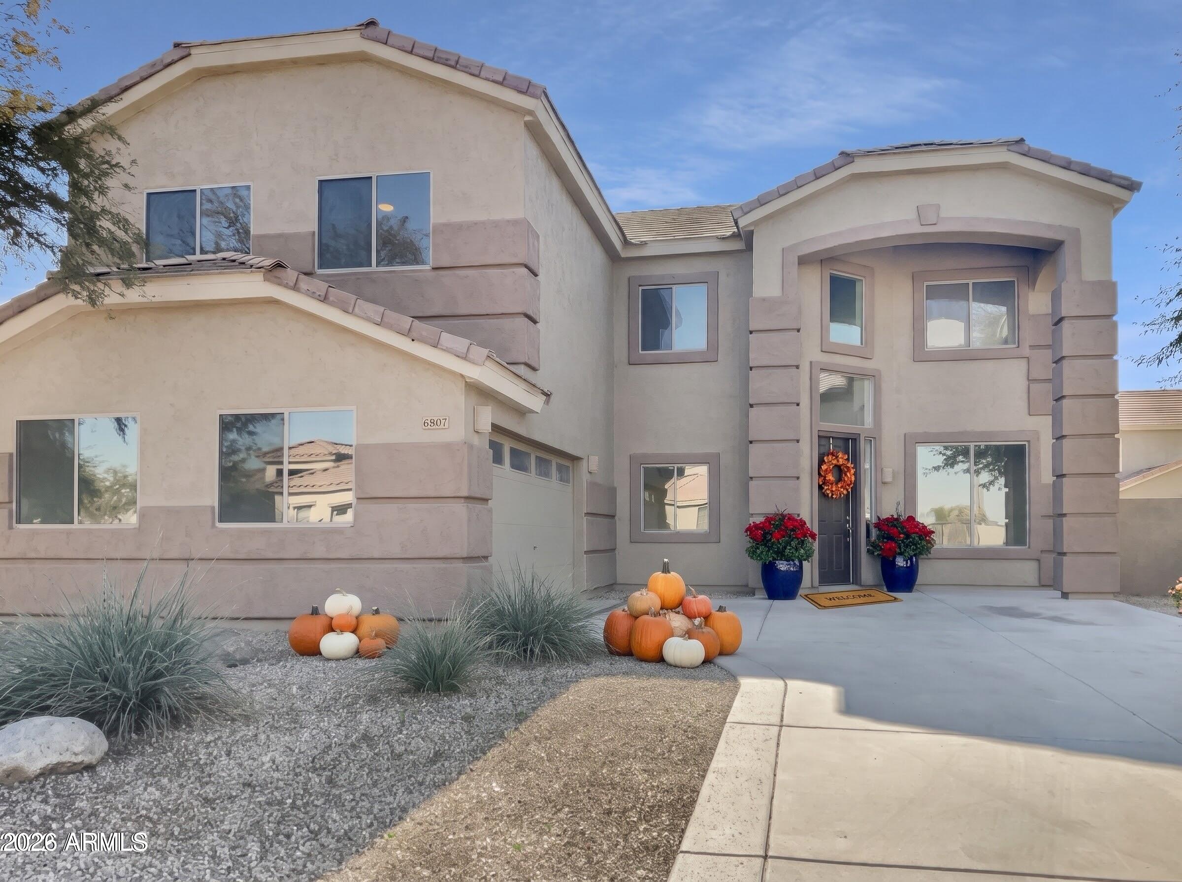6807 W Pleasant Lane — photo