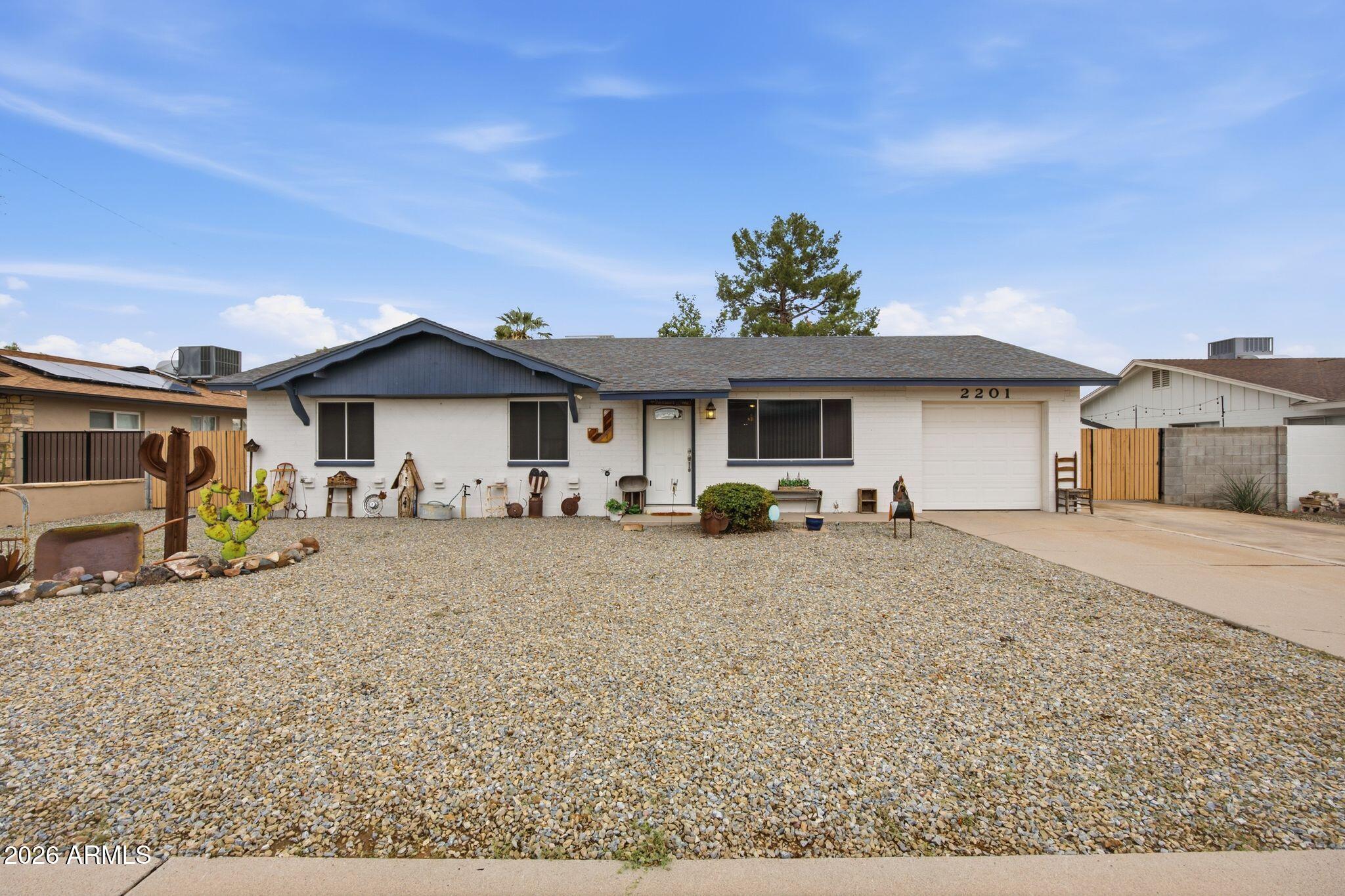 2201 W Meadow Drive — photo