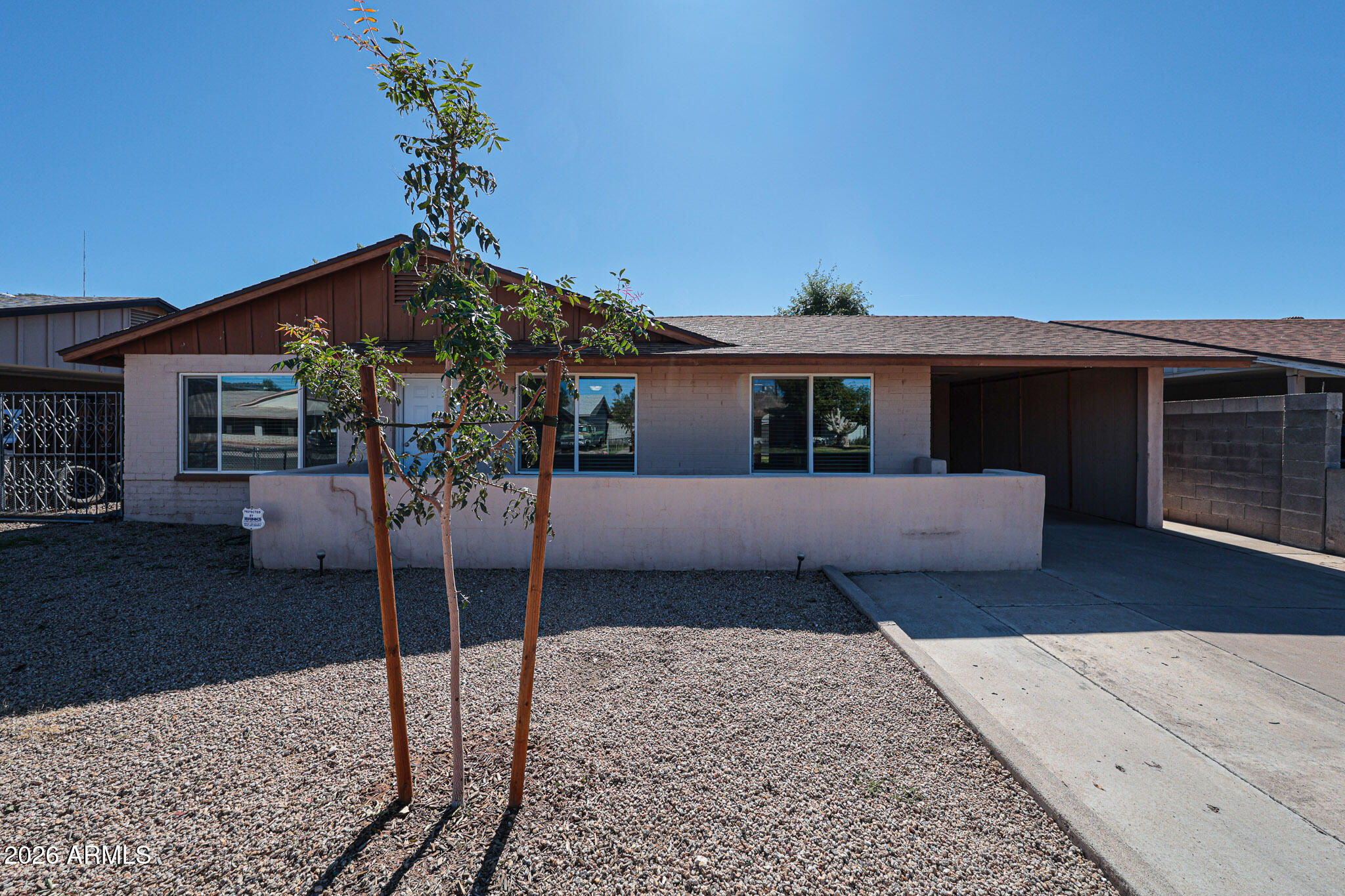 2041 W Dahlia Drive — photo