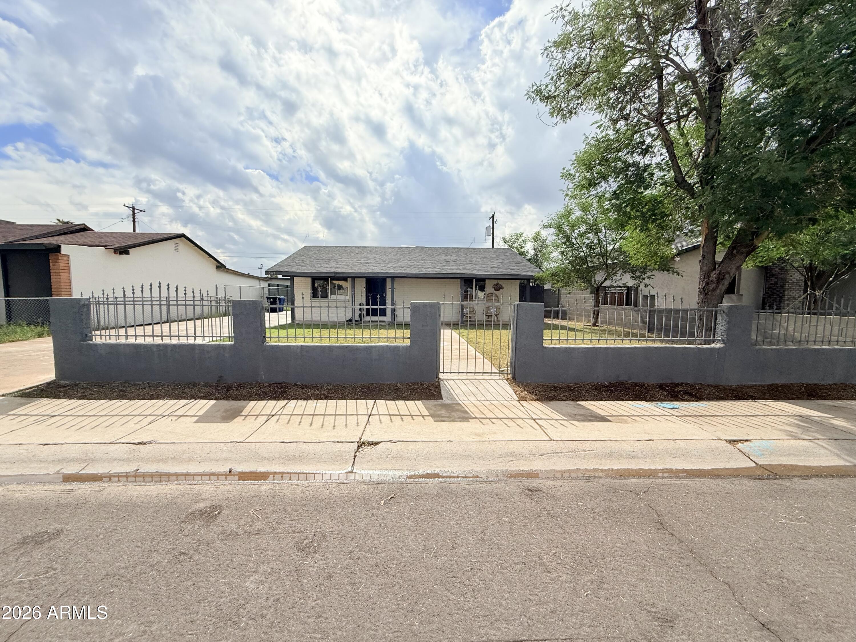 10947 W Hopi Street — photo