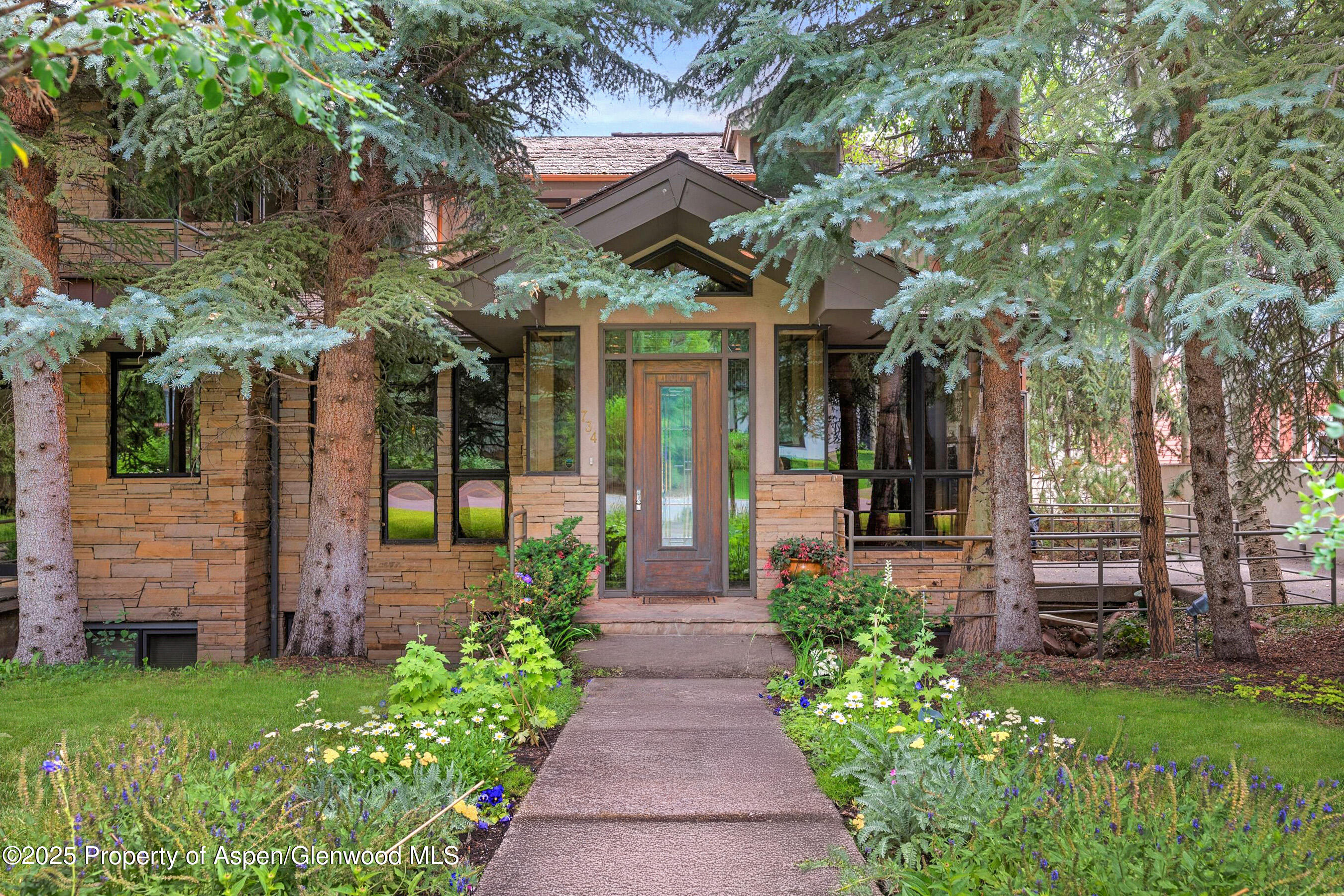 734 W Smuggler Street — photo