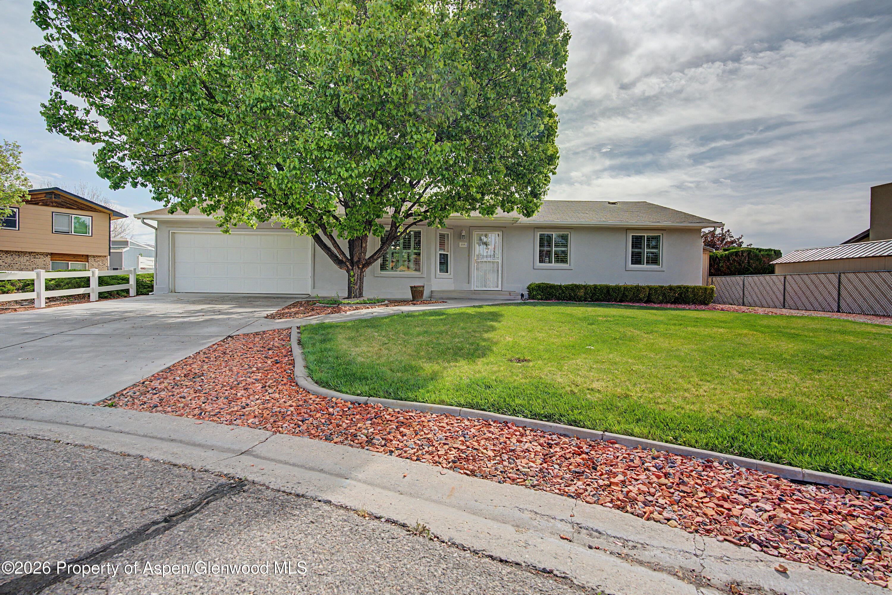 596 E Valley Court — photo
