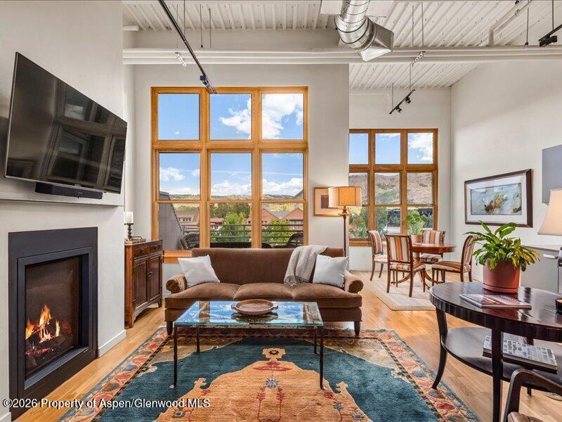 231 Robinson Street 318 — photo