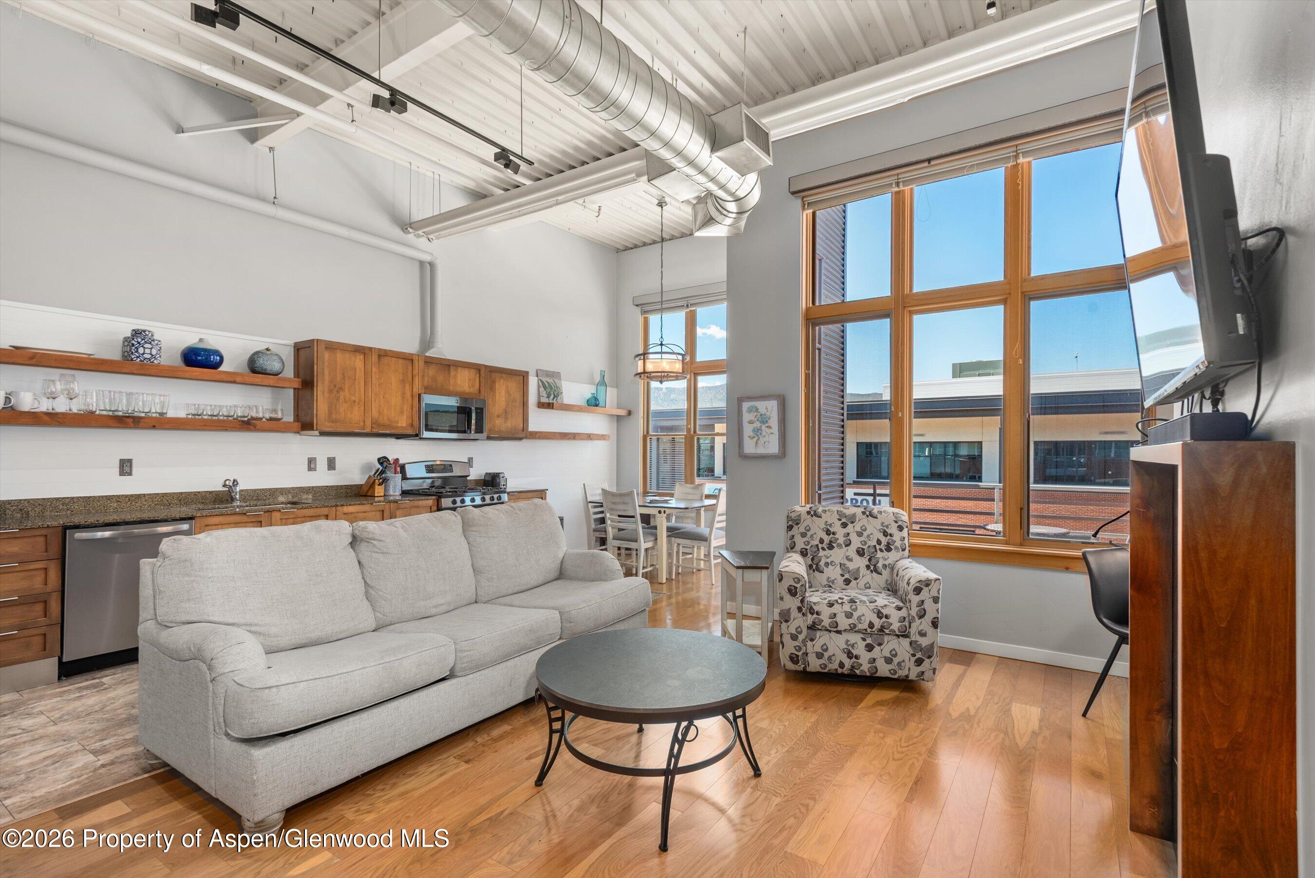 231 Robinson Street 310 — photo